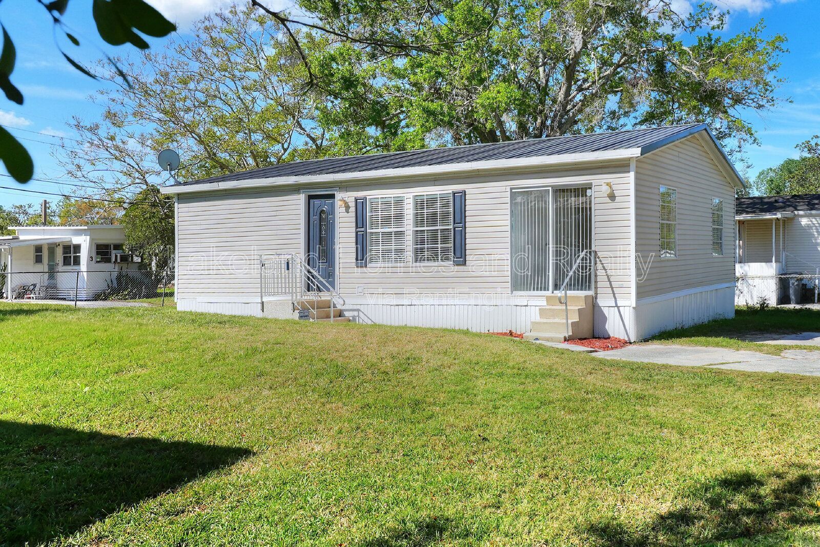 Comfy 3-Bed, 2-Bath Retreat Awaits for You in Lakeland!