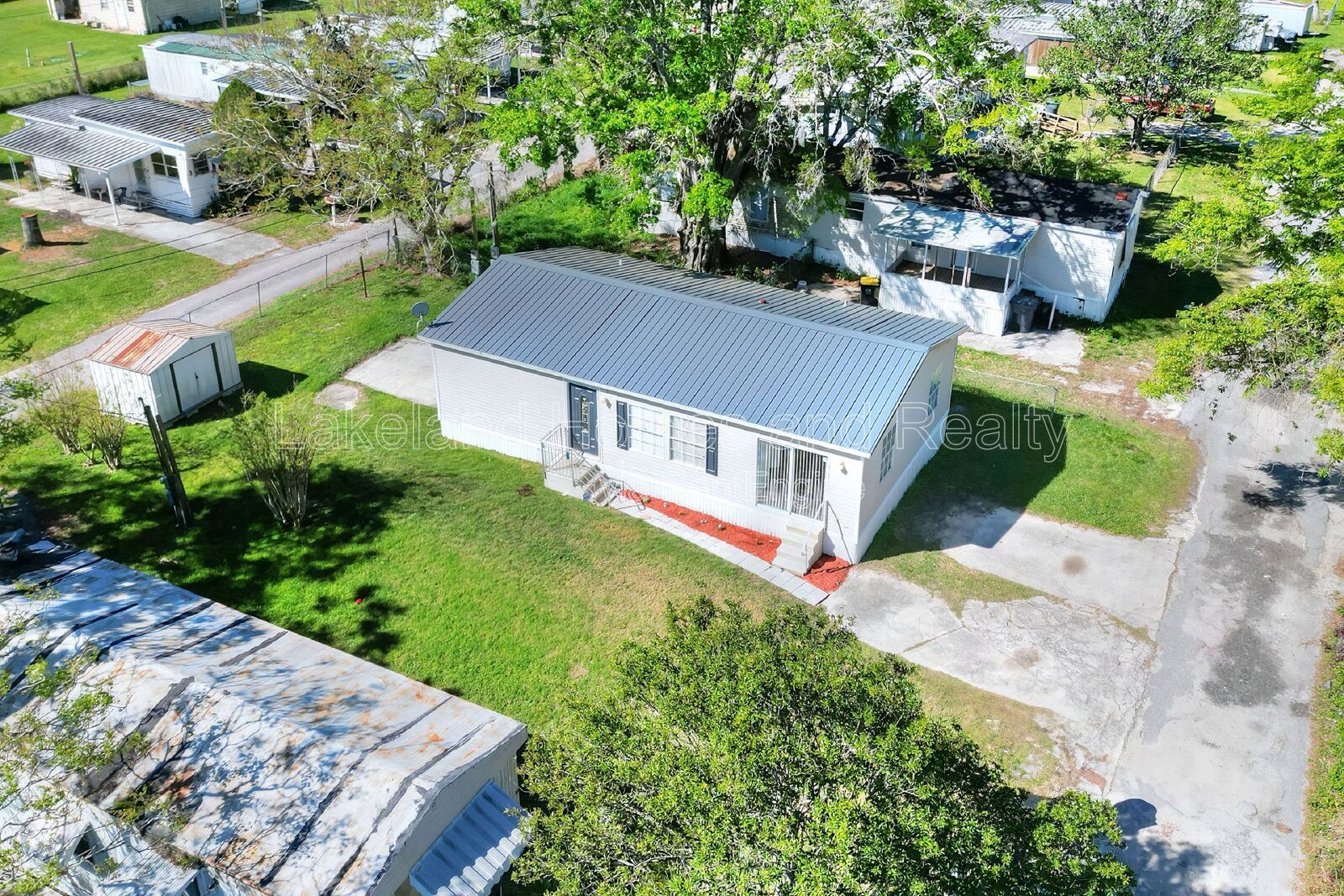 Comfy 3-Bed, 2-Bath Retreat Awaits for You in Lakeland!
