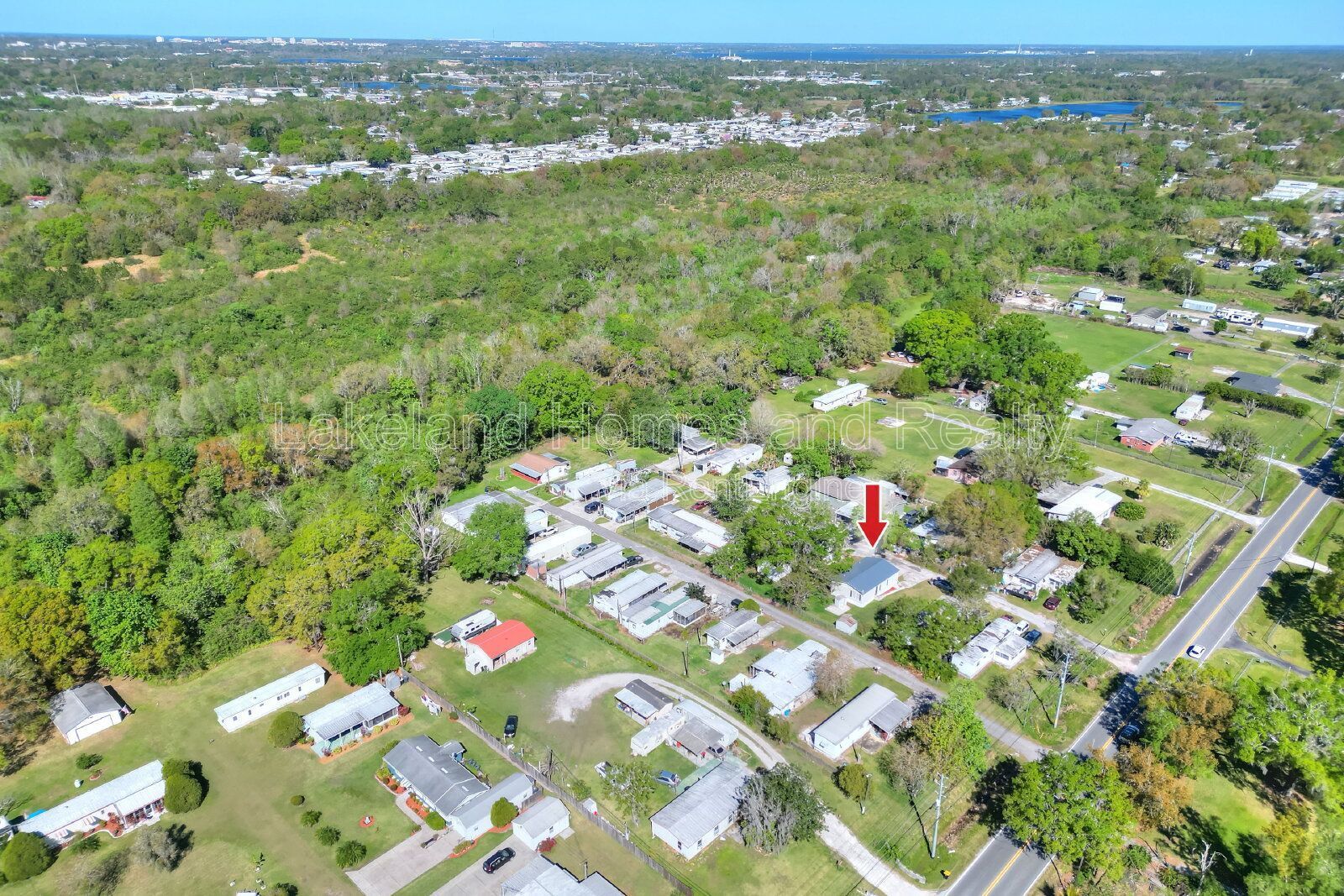 Comfy 3-Bed, 2-Bath Retreat Awaits for You in Lakeland!