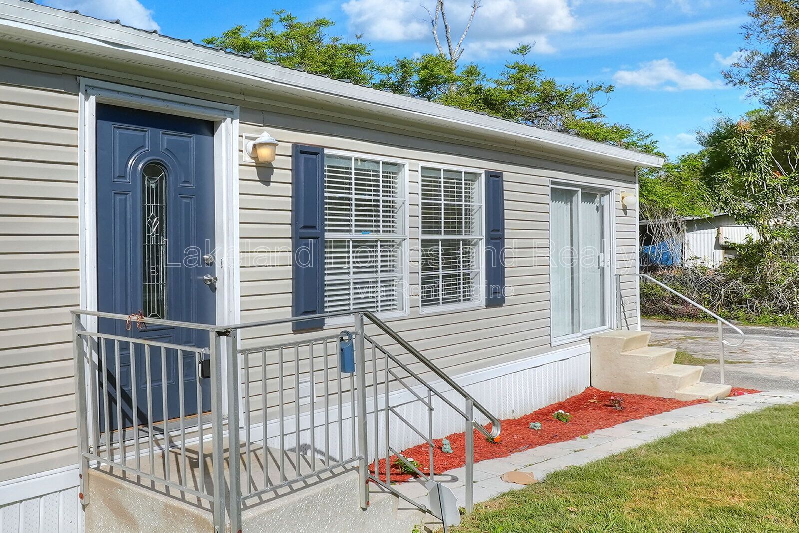 Comfy 3-Bed, 2-Bath Retreat Awaits for You in Lakeland!