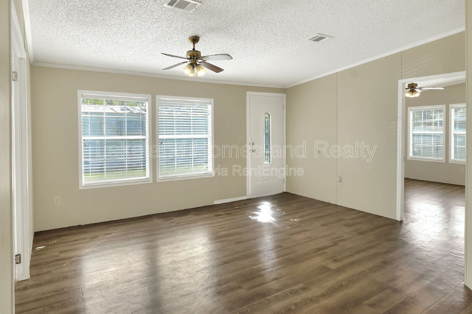 Comfy 3-Bed, 2-Bath Retreat Awaits for You in Lakeland!