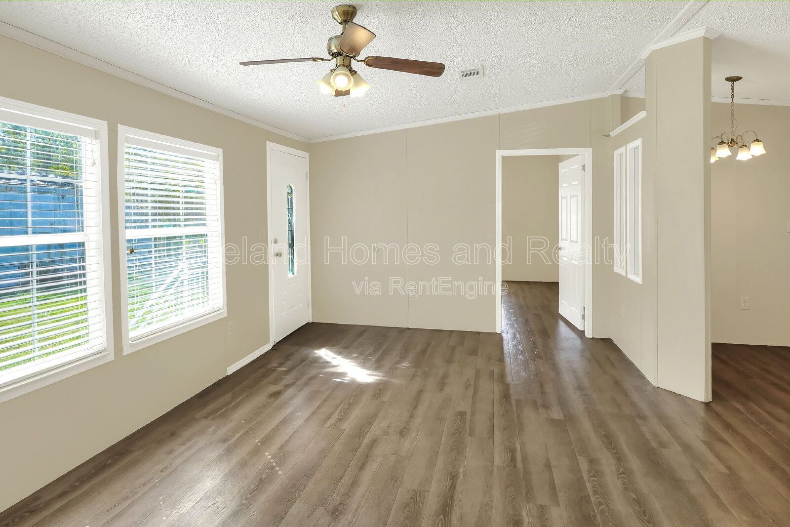 Comfy 3-Bed, 2-Bath Retreat Awaits for You in Lakeland!