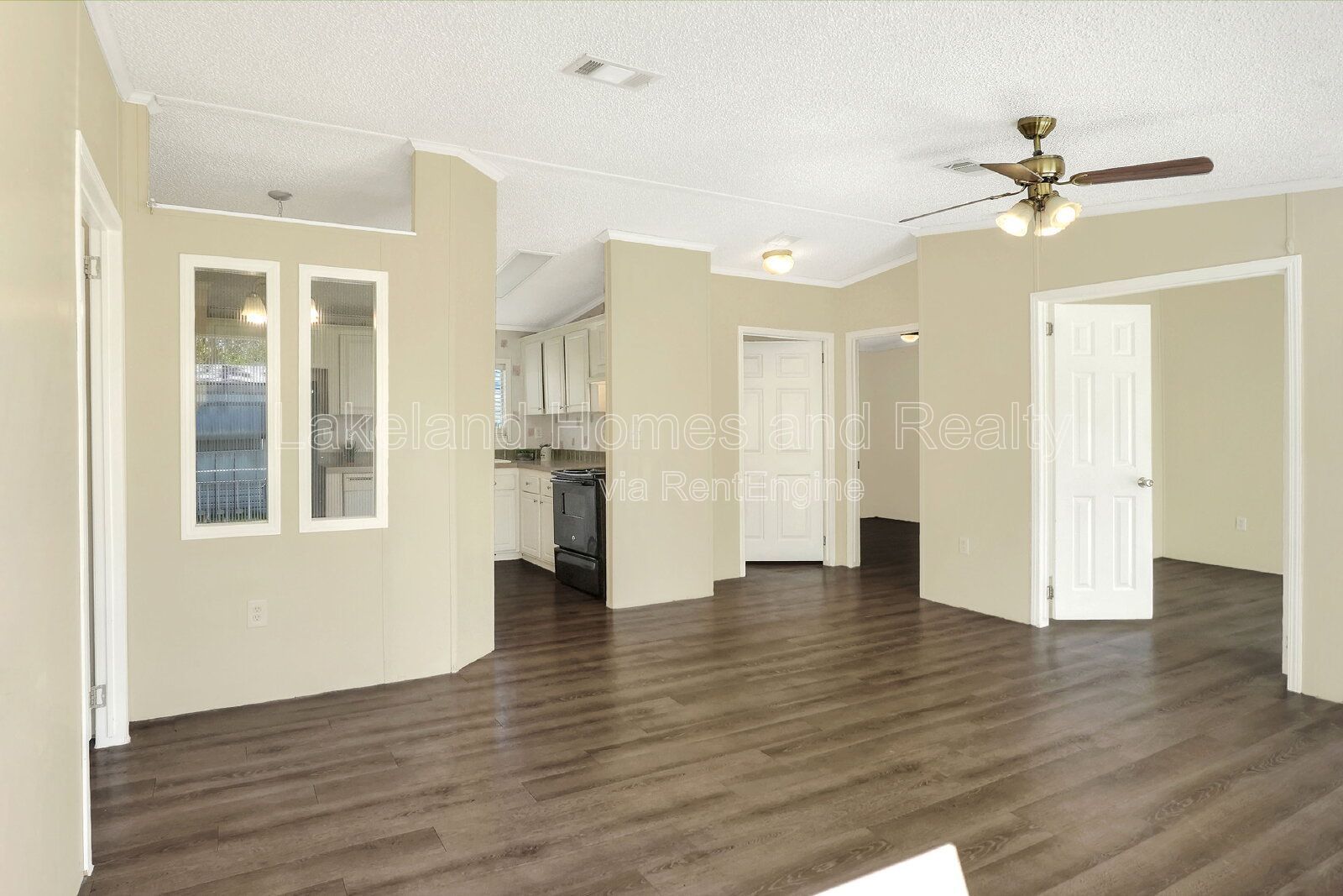 Comfy 3-Bed, 2-Bath Retreat Awaits for You in Lakeland!