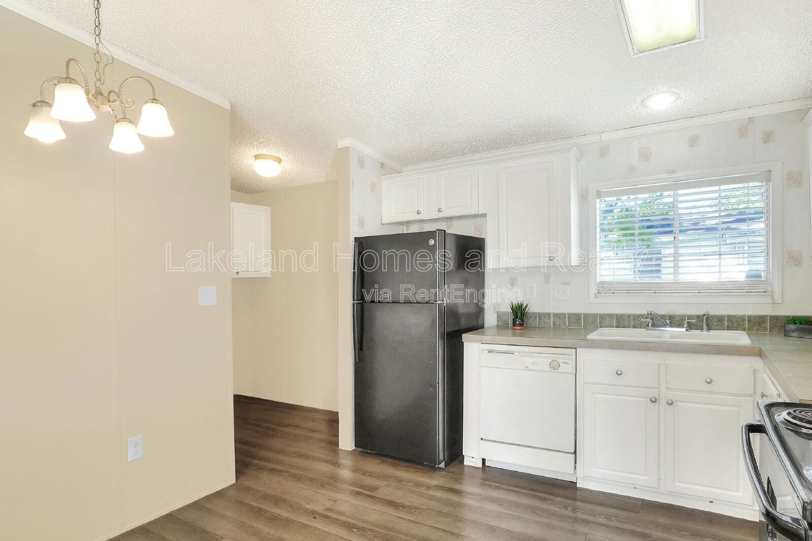 Comfy 3-Bed, 2-Bath Retreat Awaits for You in Lakeland!