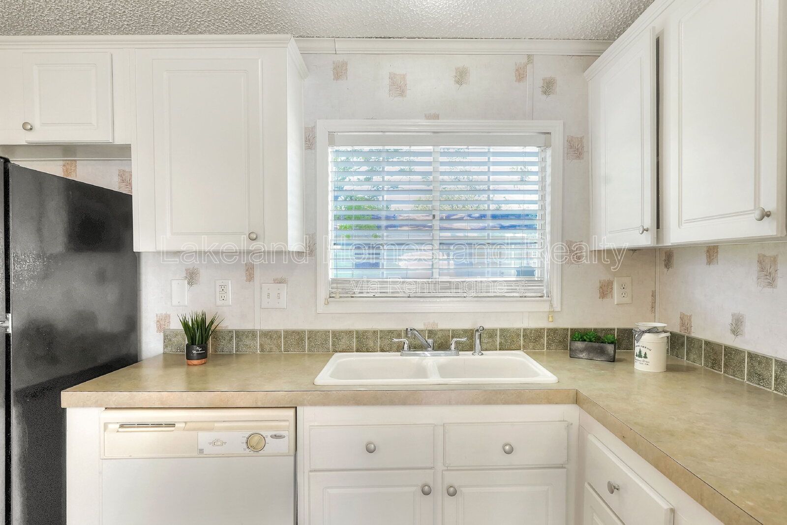 Comfy 3-Bed, 2-Bath Retreat Awaits for You in Lakeland!