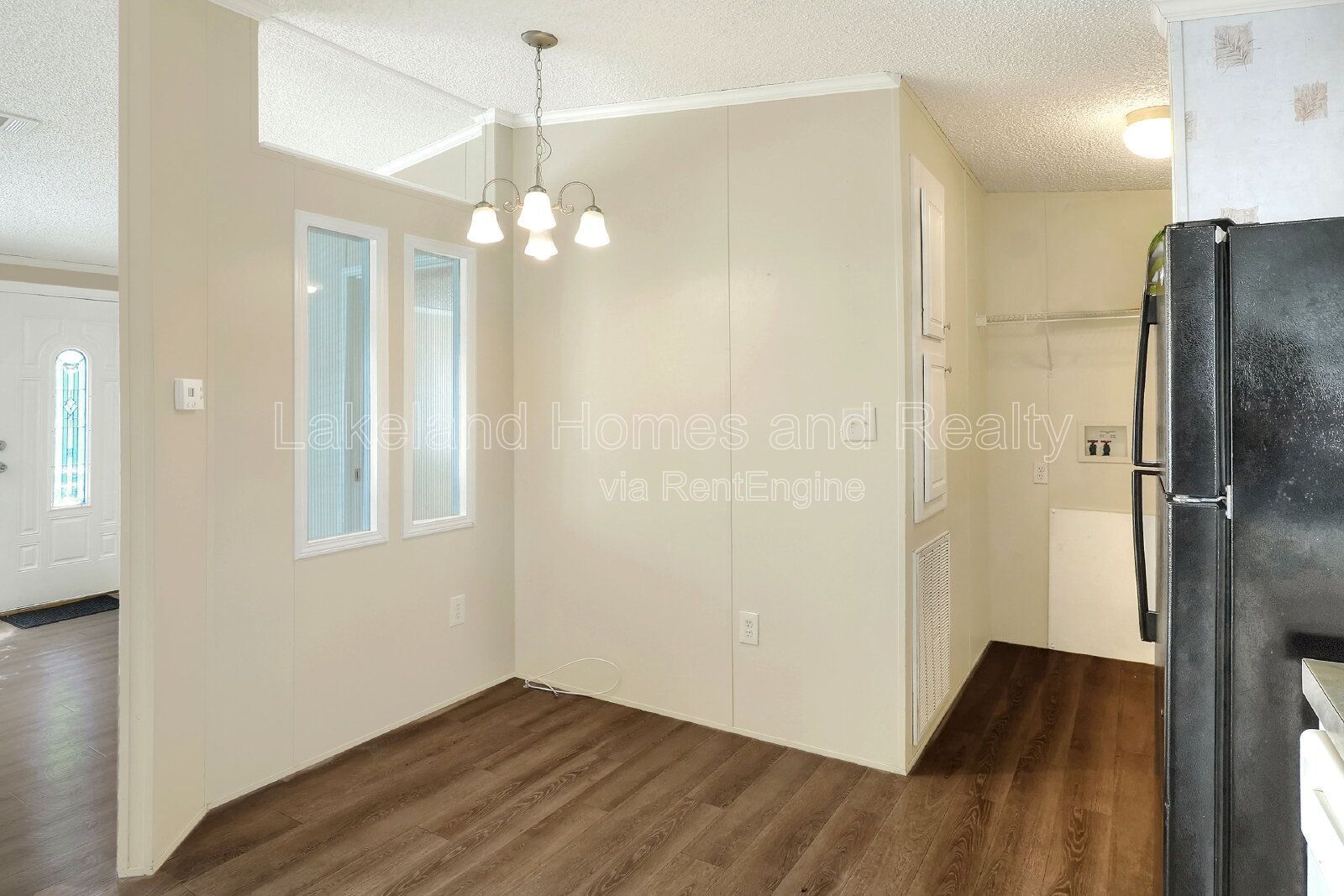 Comfy 3-Bed, 2-Bath Retreat Awaits for You in Lakeland!