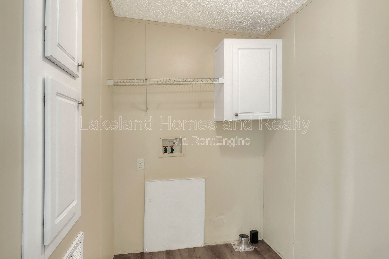 Comfy 3-Bed, 2-Bath Retreat Awaits for You in Lakeland!