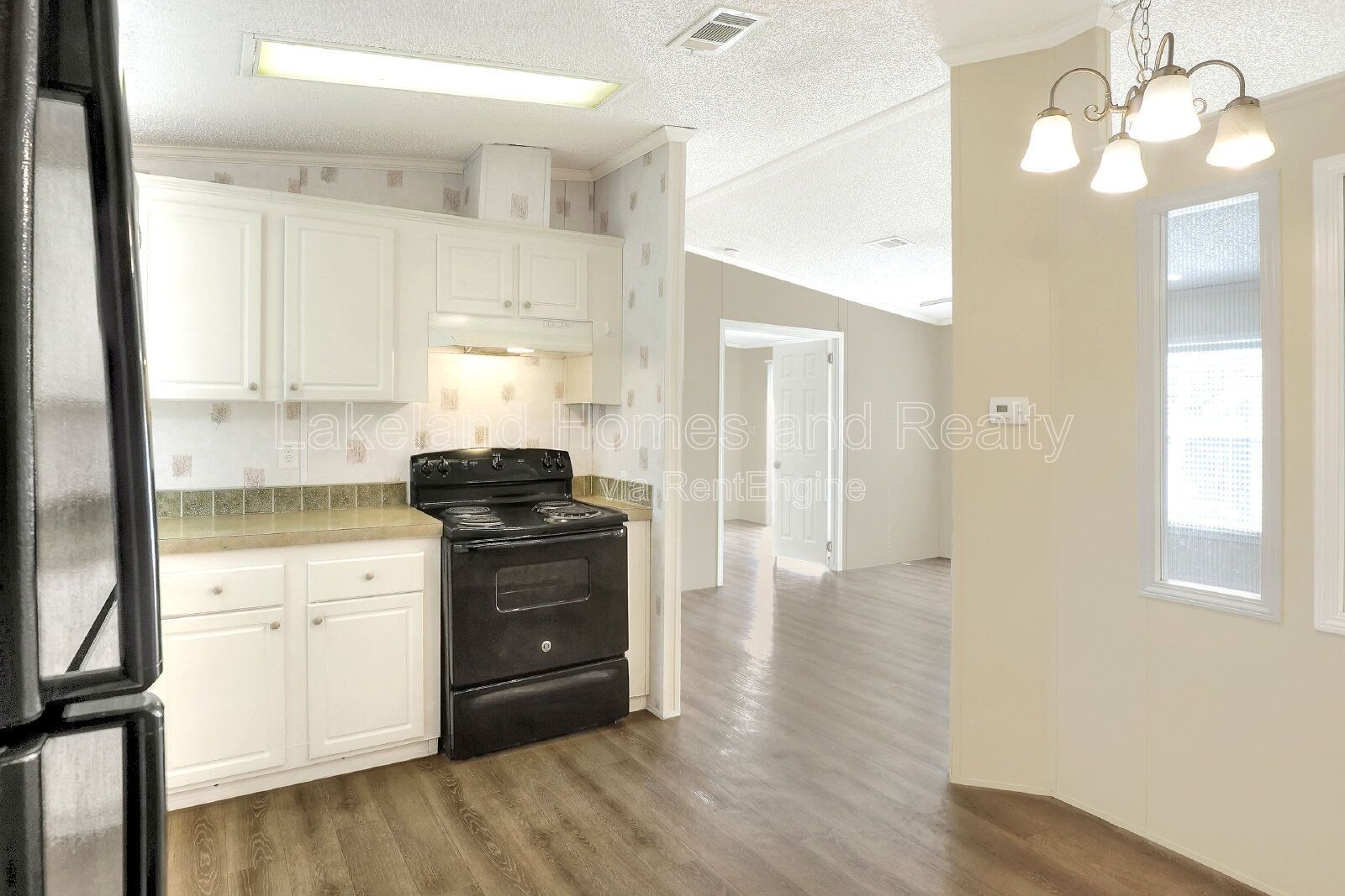 Comfy 3-Bed, 2-Bath Retreat Awaits for You in Lakeland!