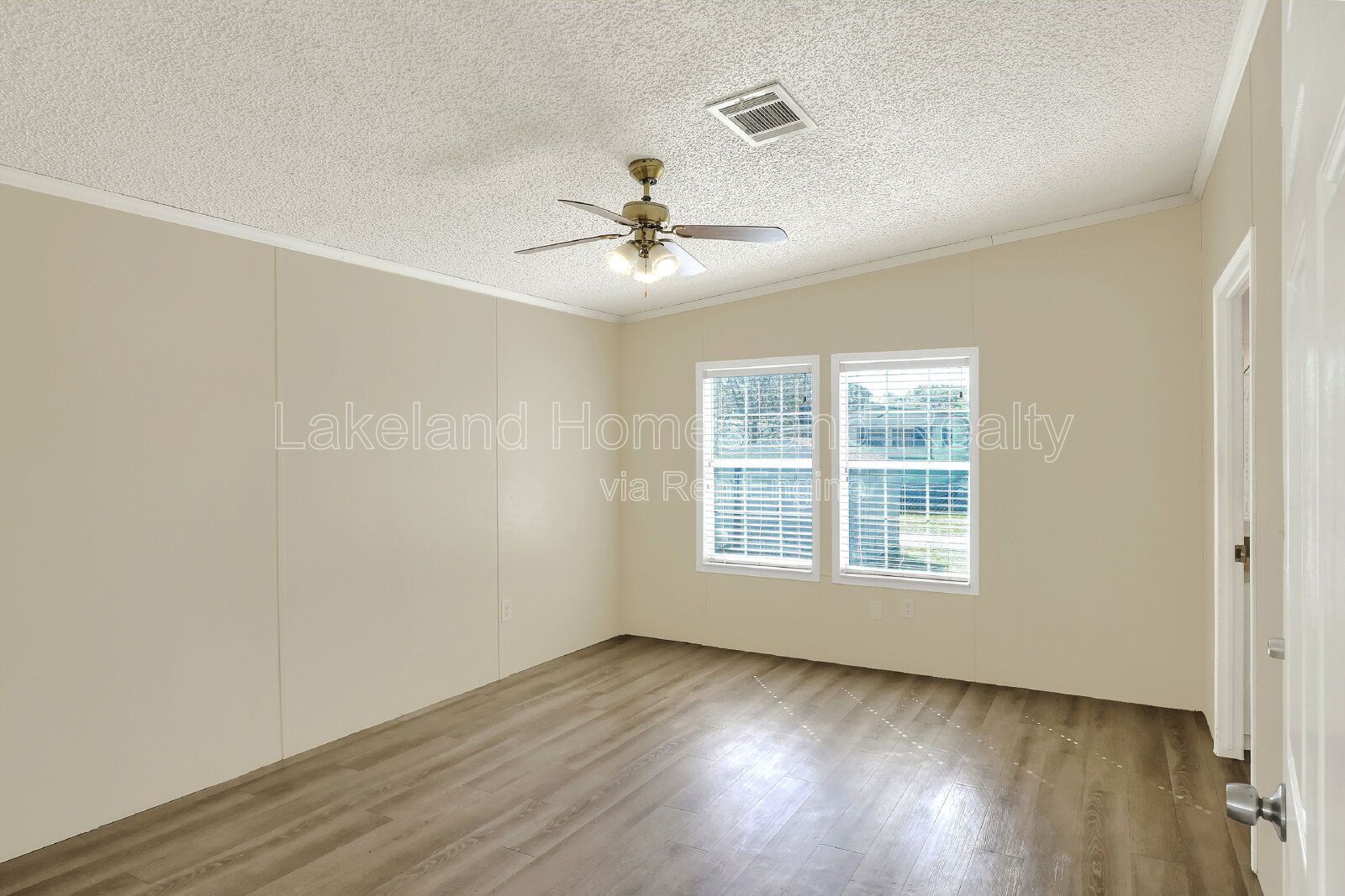 Comfy 3-Bed, 2-Bath Retreat Awaits for You in Lakeland!