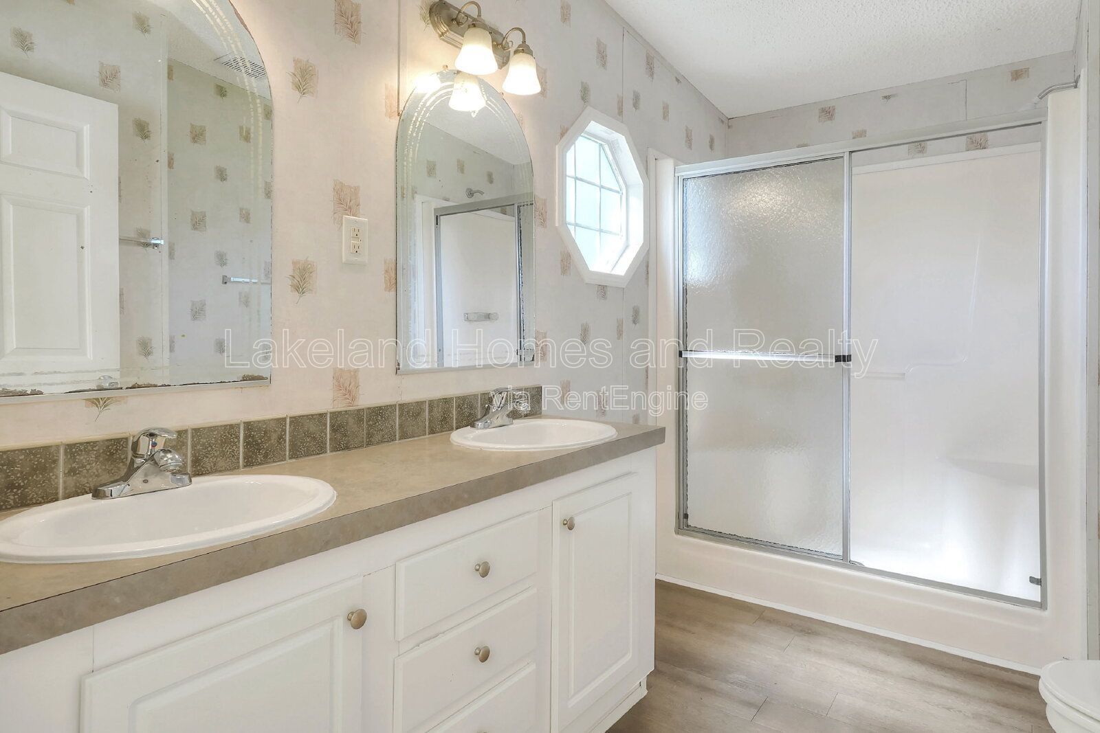 Comfy 3-Bed, 2-Bath Retreat Awaits for You in Lakeland!