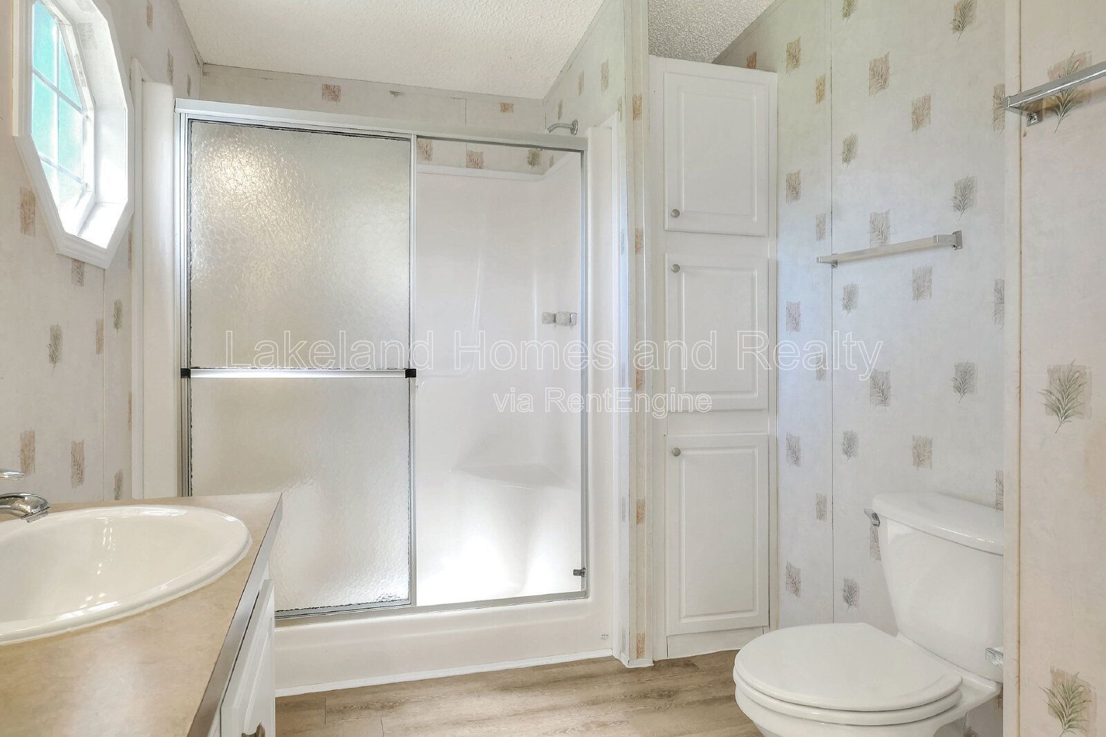 Comfy 3-Bed, 2-Bath Retreat Awaits for You in Lakeland!