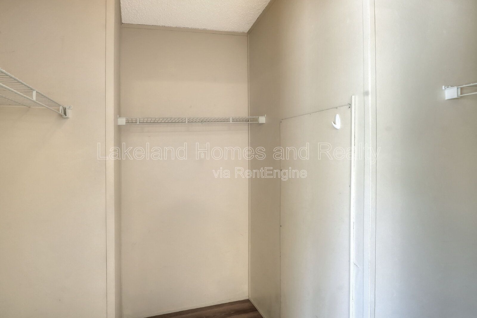 Comfy 3-Bed, 2-Bath Retreat Awaits for You in Lakeland!