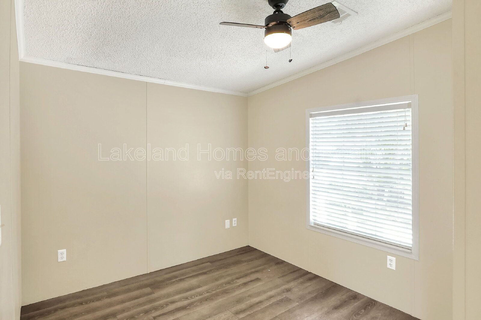 Comfy 3-Bed, 2-Bath Retreat Awaits for You in Lakeland!
