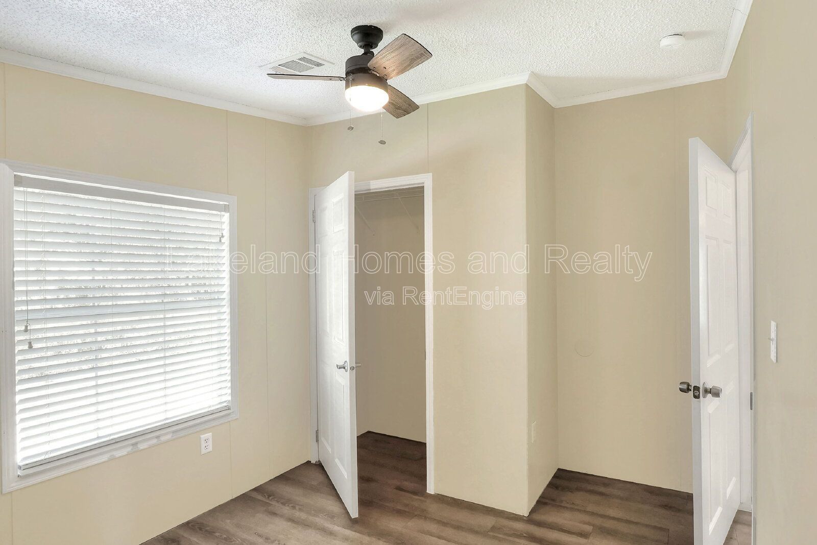 Comfy 3-Bed, 2-Bath Retreat Awaits for You in Lakeland!