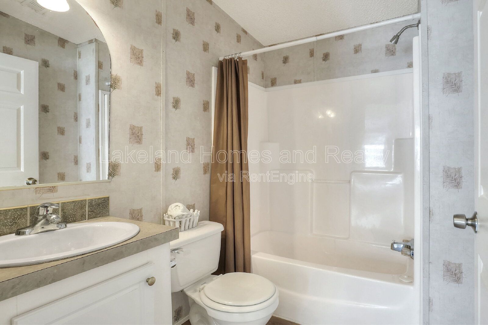 Comfy 3-Bed, 2-Bath Retreat Awaits for You in Lakeland!