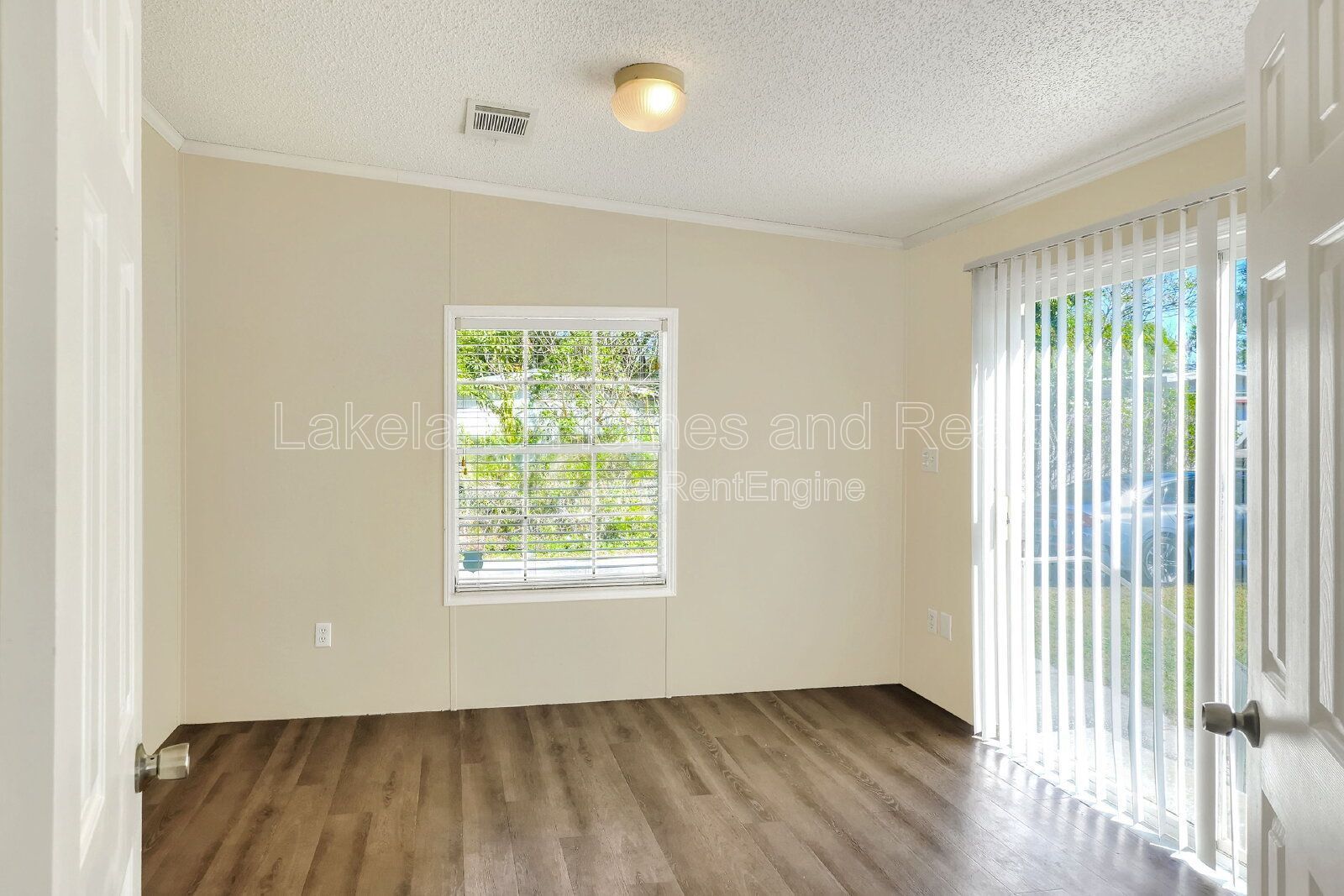 Comfy 3-Bed, 2-Bath Retreat Awaits for You in Lakeland!