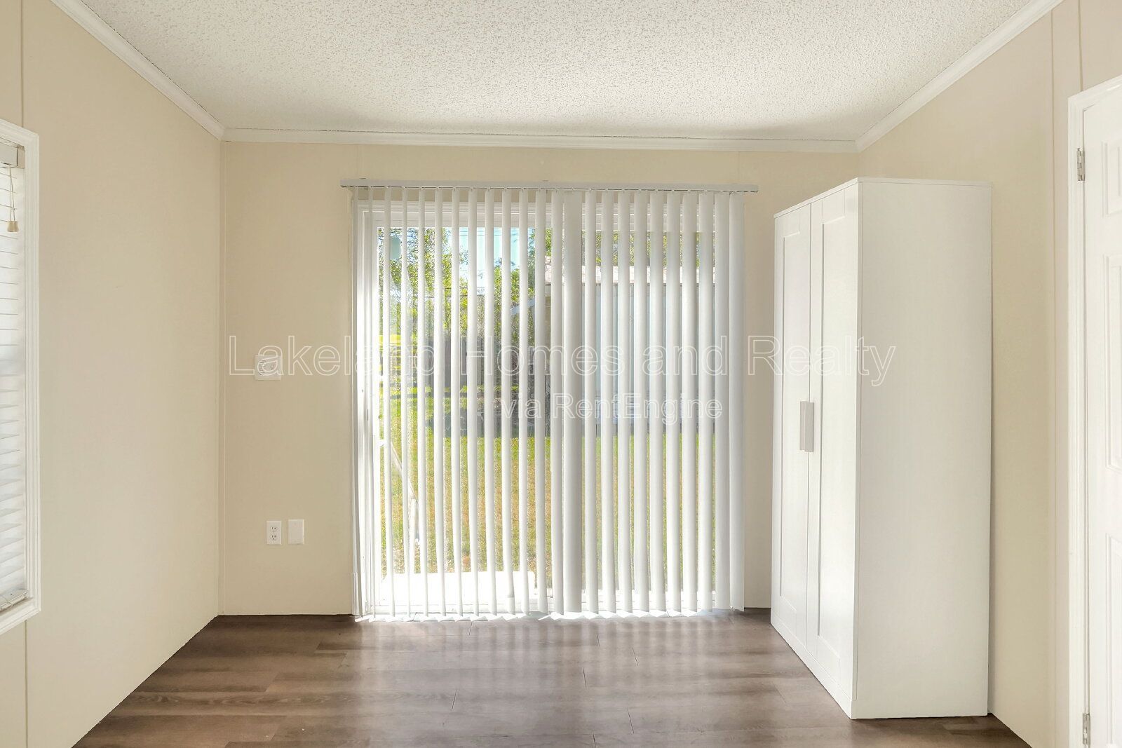 Comfy 3-Bed, 2-Bath Retreat Awaits for You in Lakeland!
