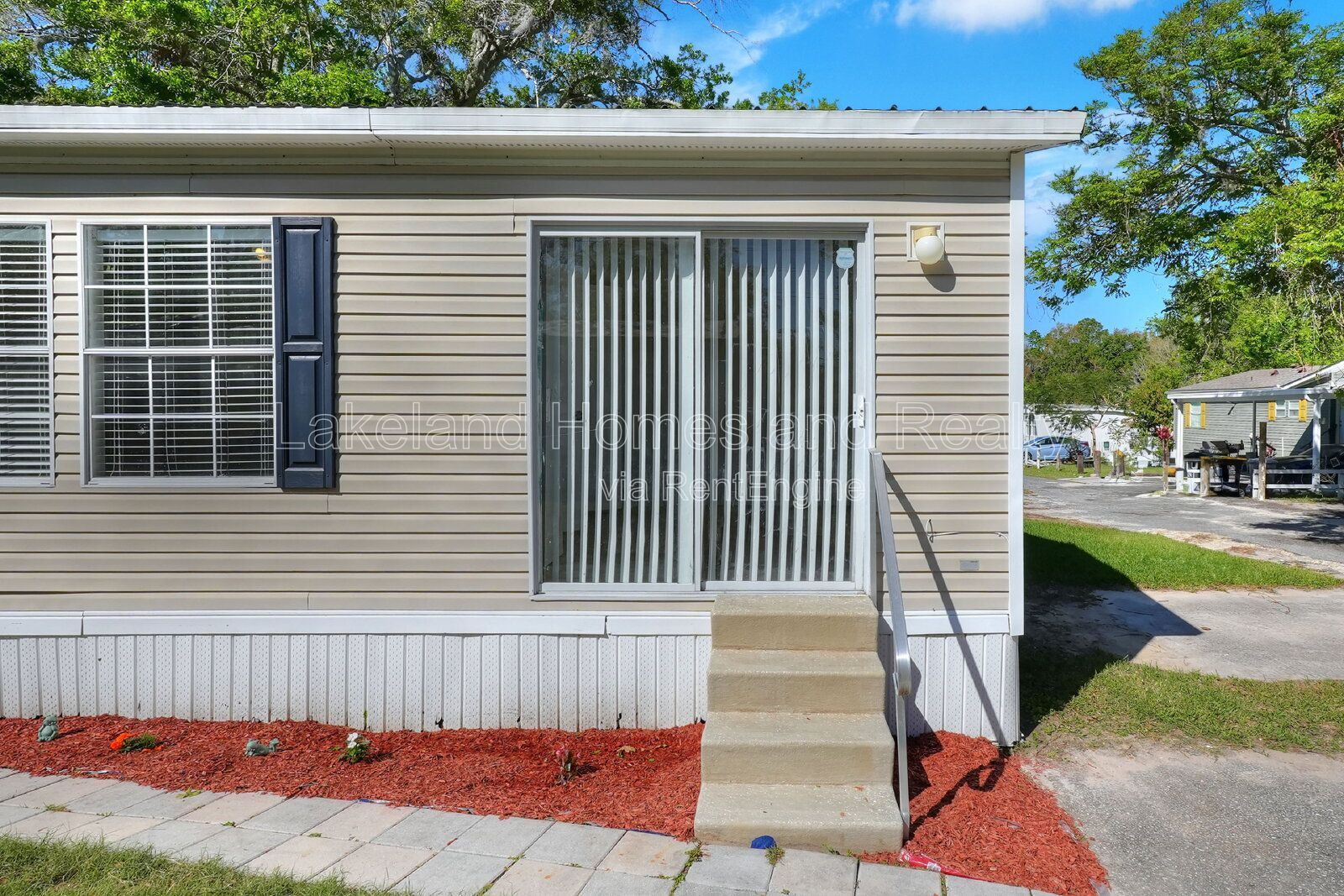 Comfy 3-Bed, 2-Bath Retreat Awaits for You in Lakeland!