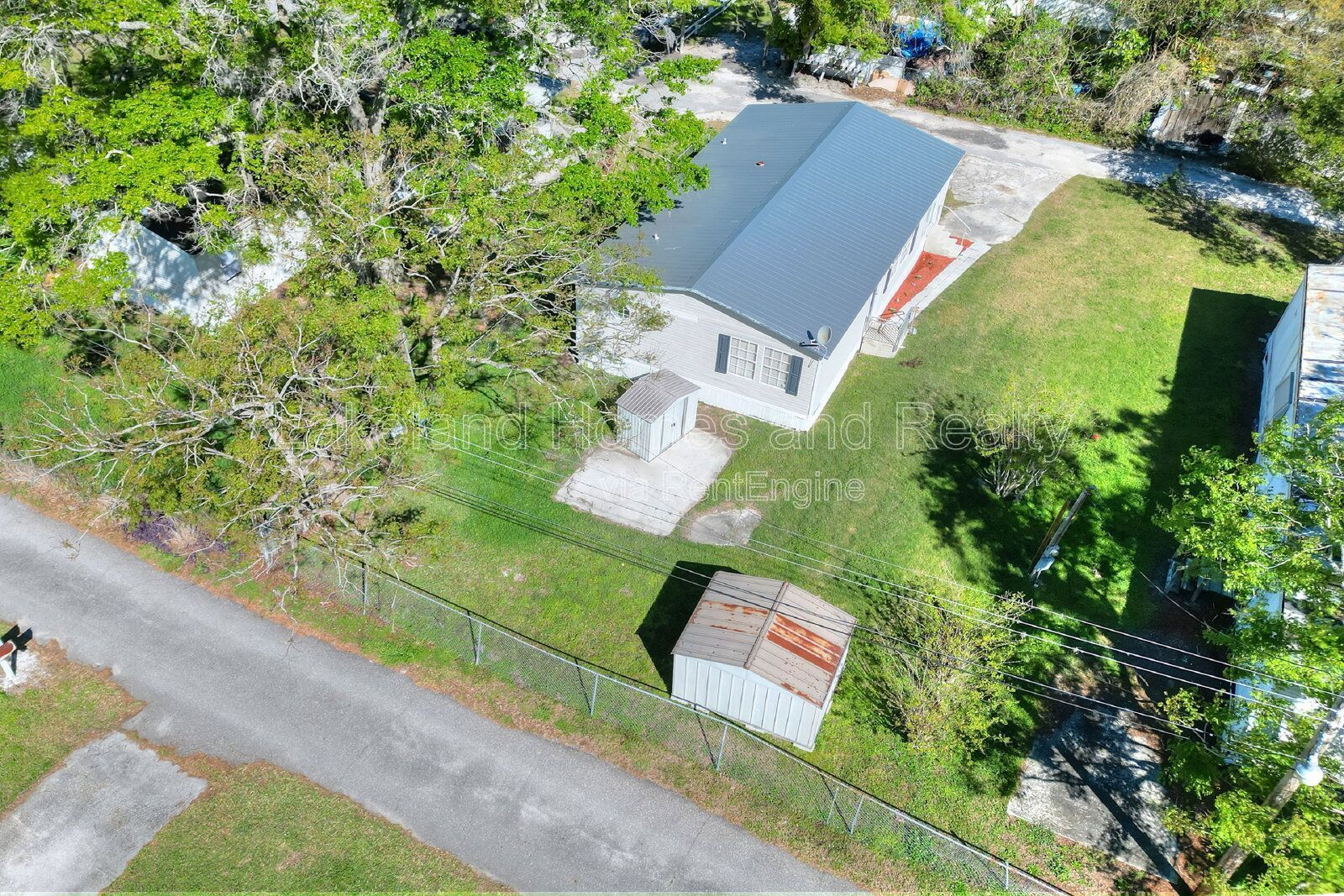 Comfy 3-Bed, 2-Bath Retreat Awaits for You in Lakeland!