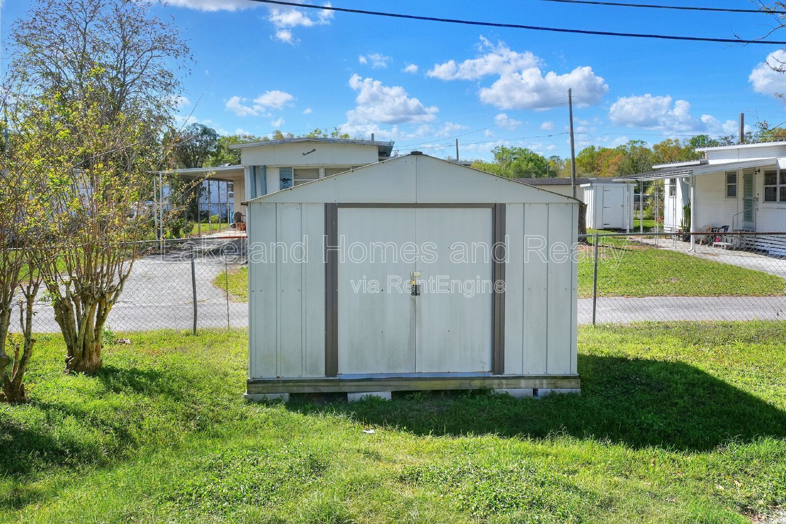 Comfy 3-Bed, 2-Bath Retreat Awaits for You in Lakeland!