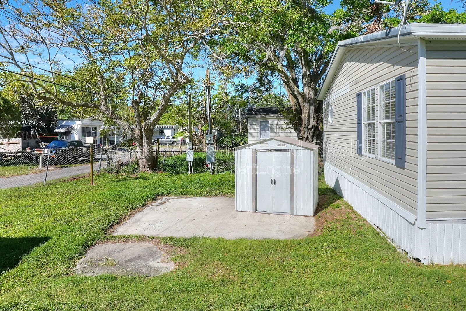 Comfy 3-Bed, 2-Bath Retreat Awaits for You in Lakeland!