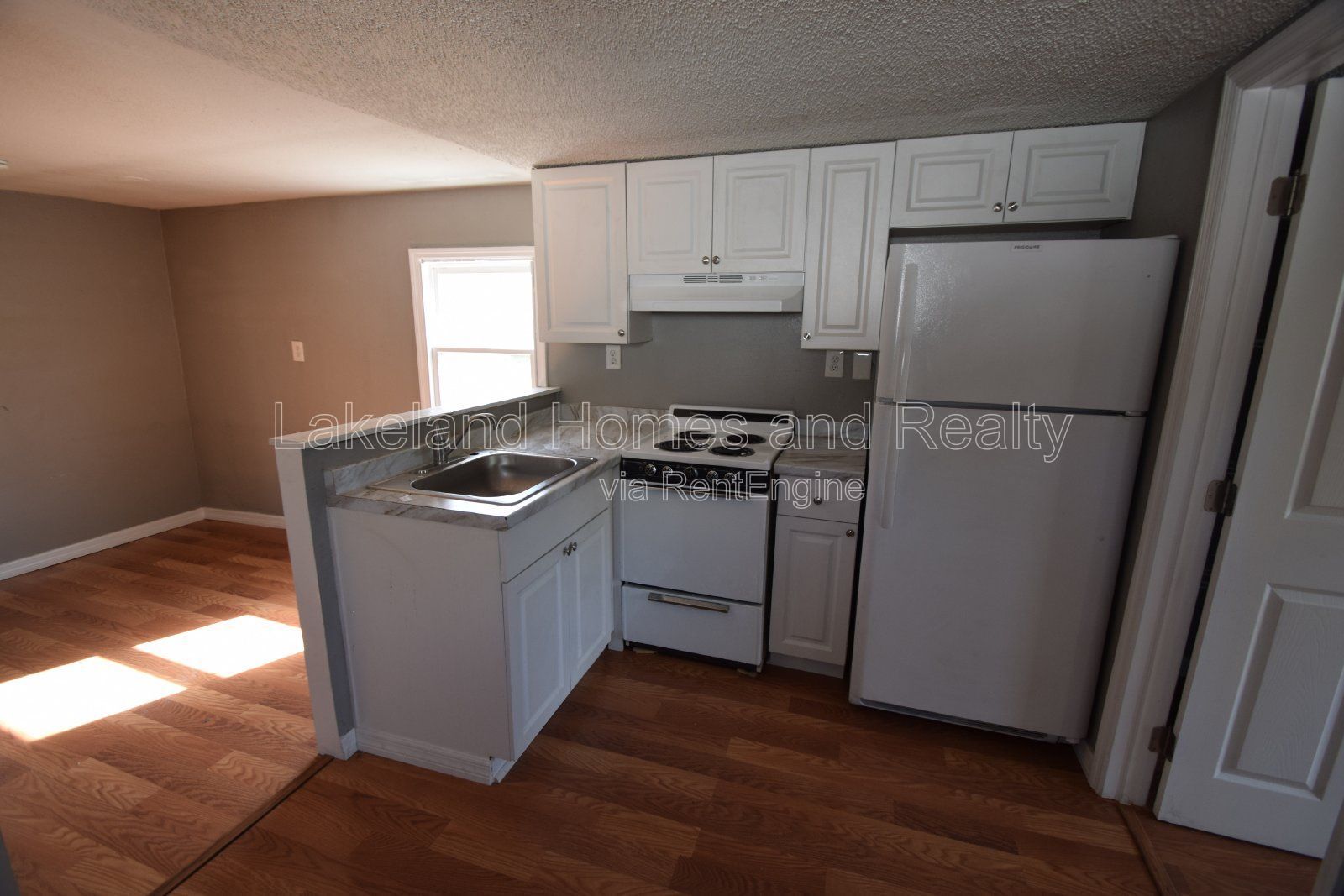 Cozy 1-Bed Home in Bartow: Perfect Balance of Comfort & Convenience! property image