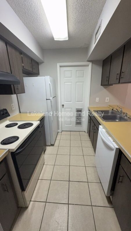 Charming 2-Bedroom Townhouse Retreat with 1.5 Baths in Lakeland! property image