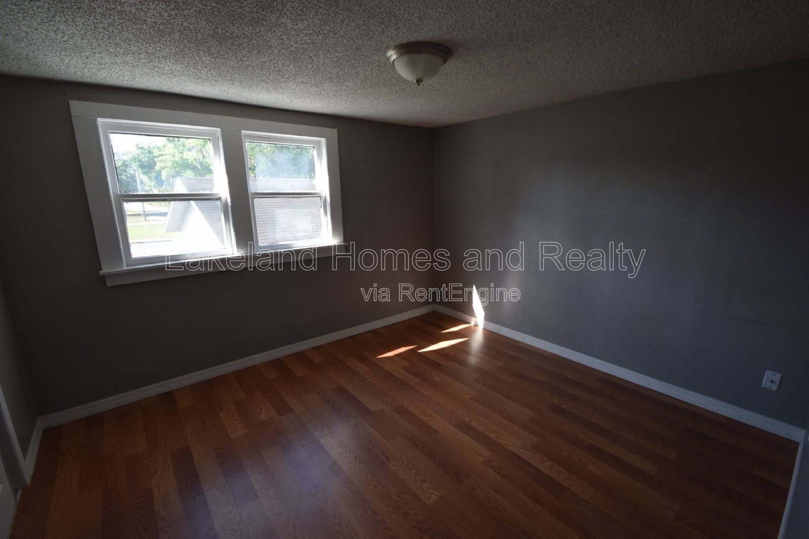 Cozy 1-Bed Home in Bartow: Perfect Balance of Comfort & Convenience! property image