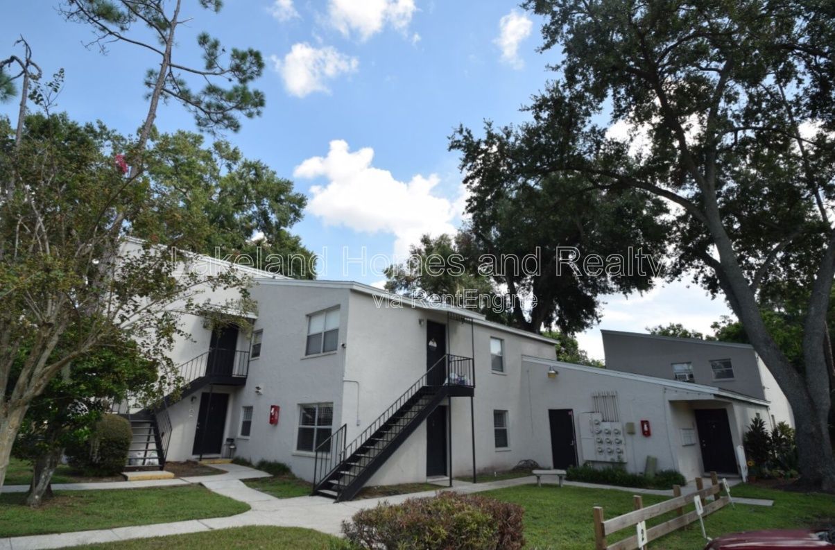 Charming 2-Bed Gem in Lakeland – Cozy Comfort Awaits at 1005 South New York Avenue! property image