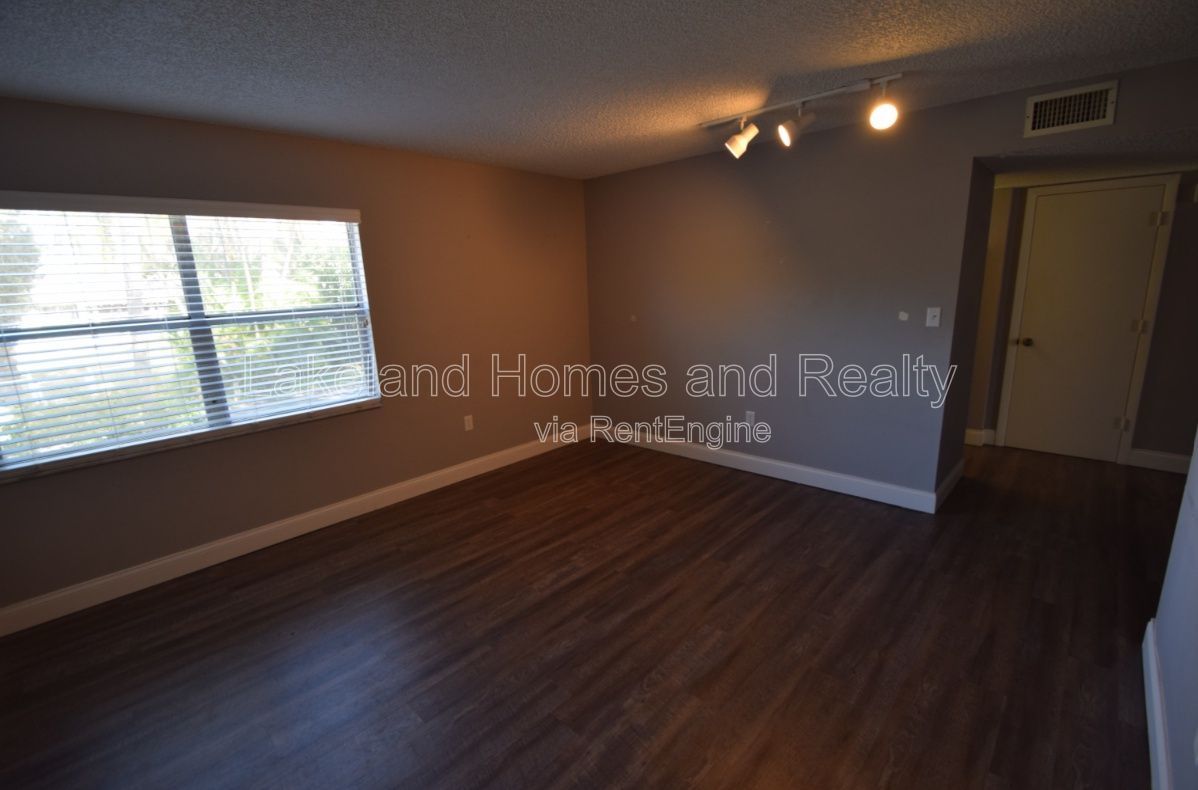 Charming 2-Bed Gem in Lakeland – Cozy Comfort Awaits at 1005 South New York Avenue! property image