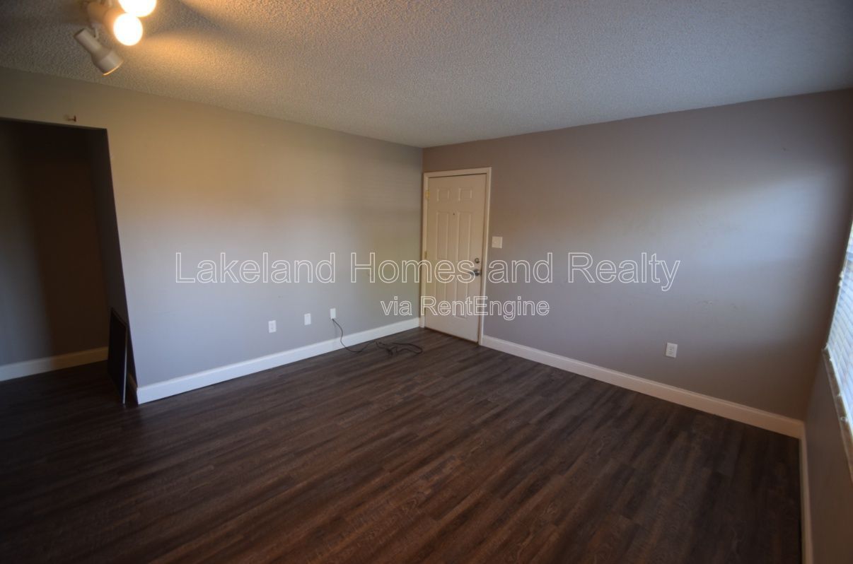 Charming 2-Bed Gem in Lakeland – Cozy Comfort Awaits at 1005 South New York Avenue! property image