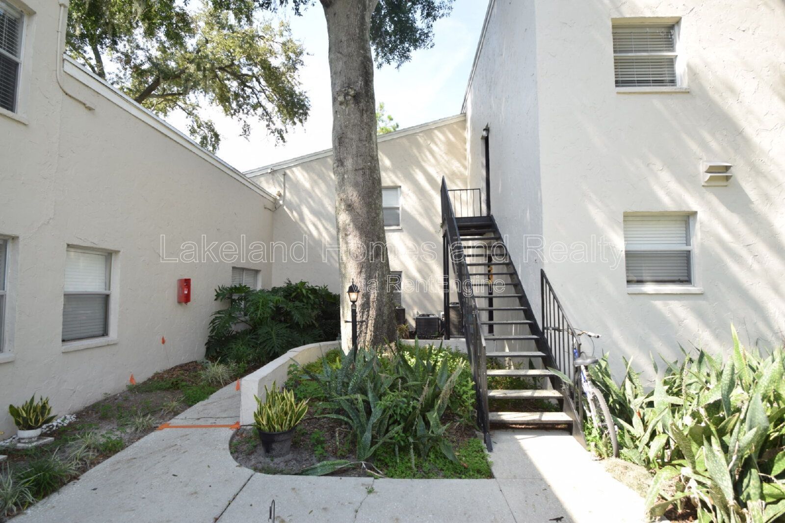 Stylish 2BR Apartment in Central Lakeland – Parking Included! property image
