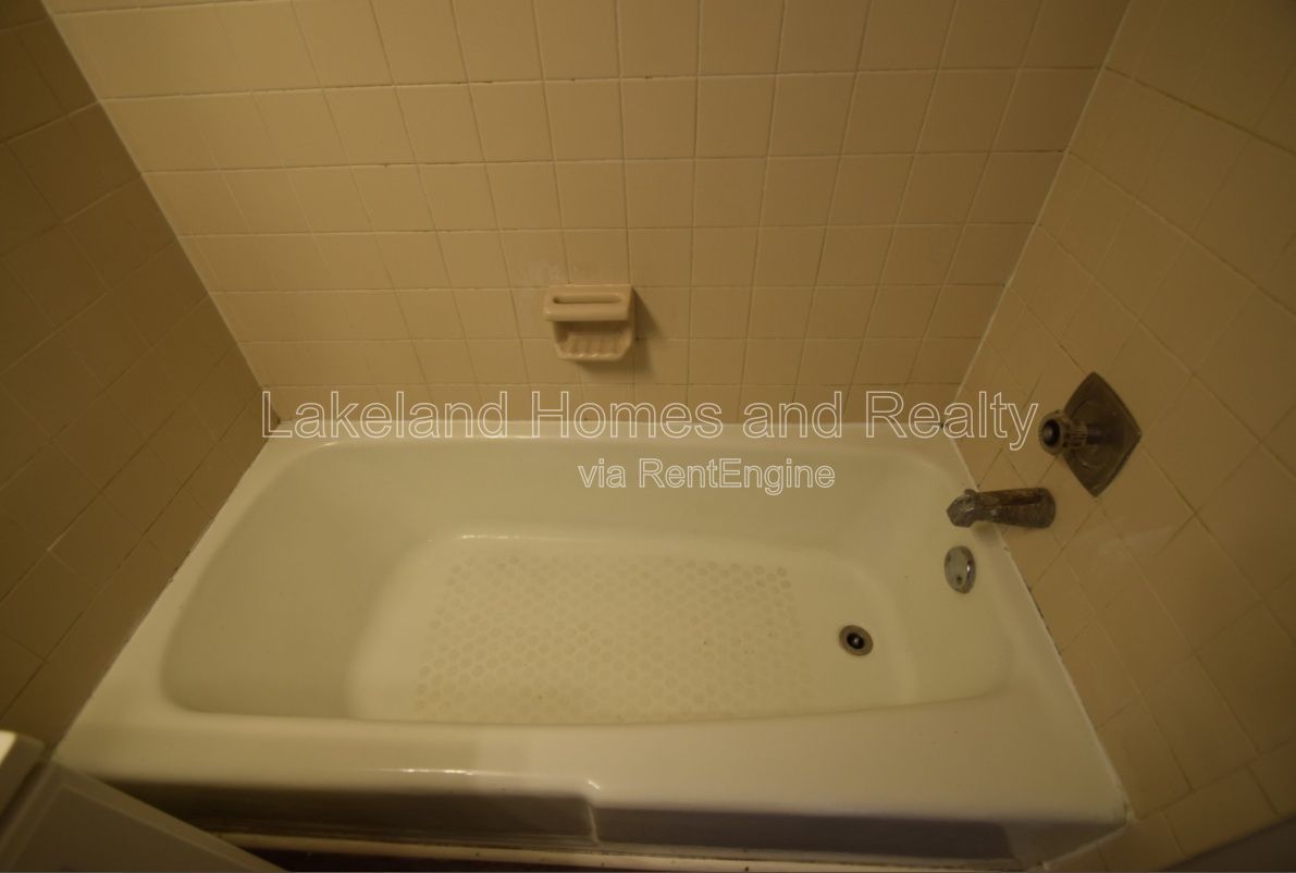 Charming 2-Bed Gem in Lakeland – Cozy Comfort Awaits at 1005 South New York Avenue! property image