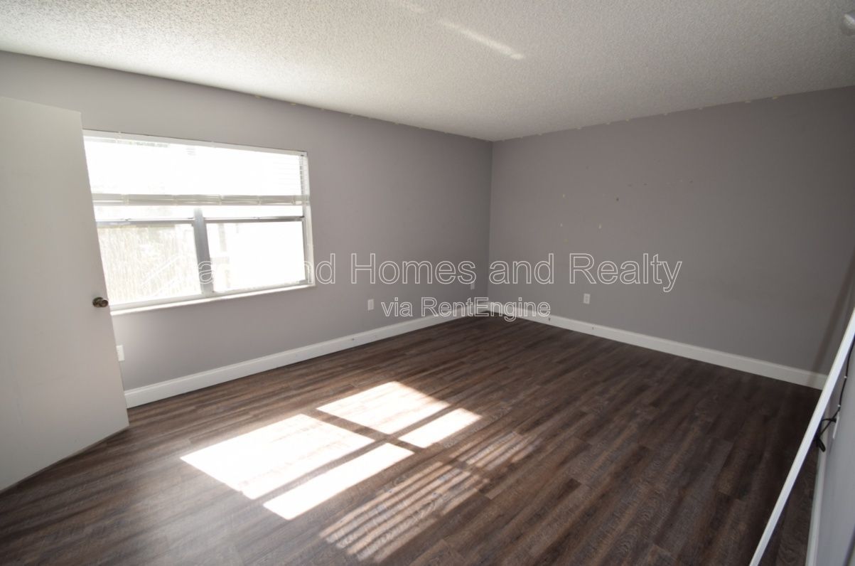 Charming 2-Bed Gem in Lakeland – Cozy Comfort Awaits at 1005 South New York Avenue! property image