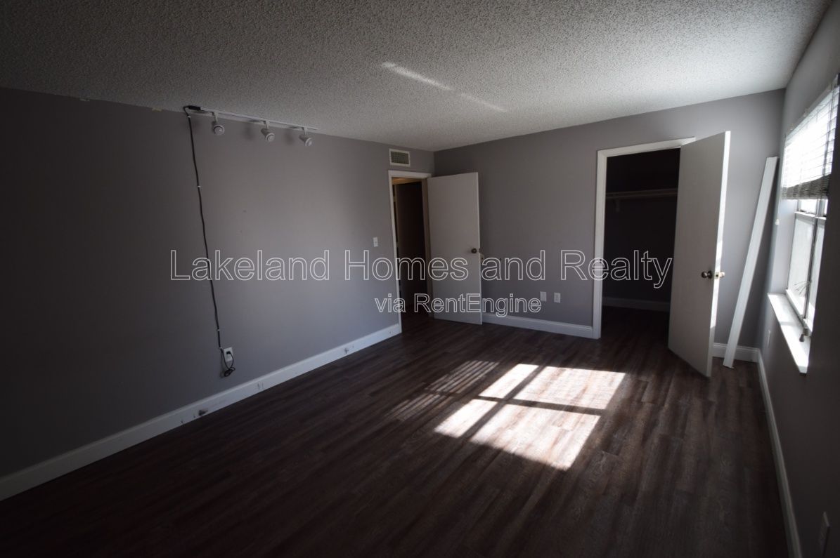 Charming 2-Bed Gem in Lakeland – Cozy Comfort Awaits at 1005 South New York Avenue! property image