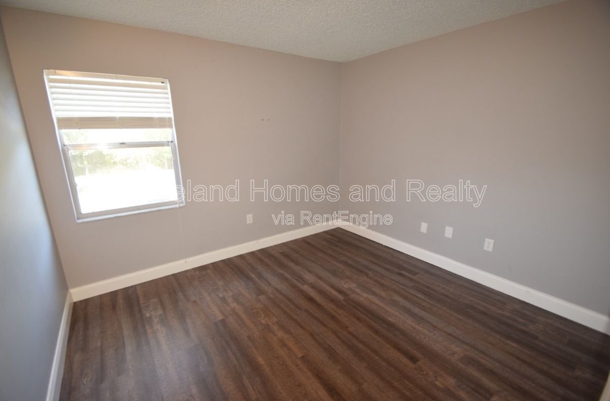 Charming 2-Bed Gem in Lakeland – Cozy Comfort Awaits at 1005 South New York Avenue! property image