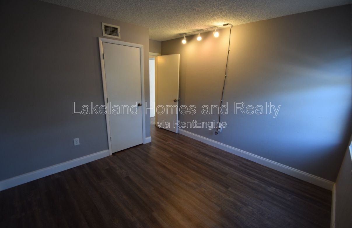 Charming 2-Bed Gem in Lakeland – Cozy Comfort Awaits at 1005 South New York Avenue! property image