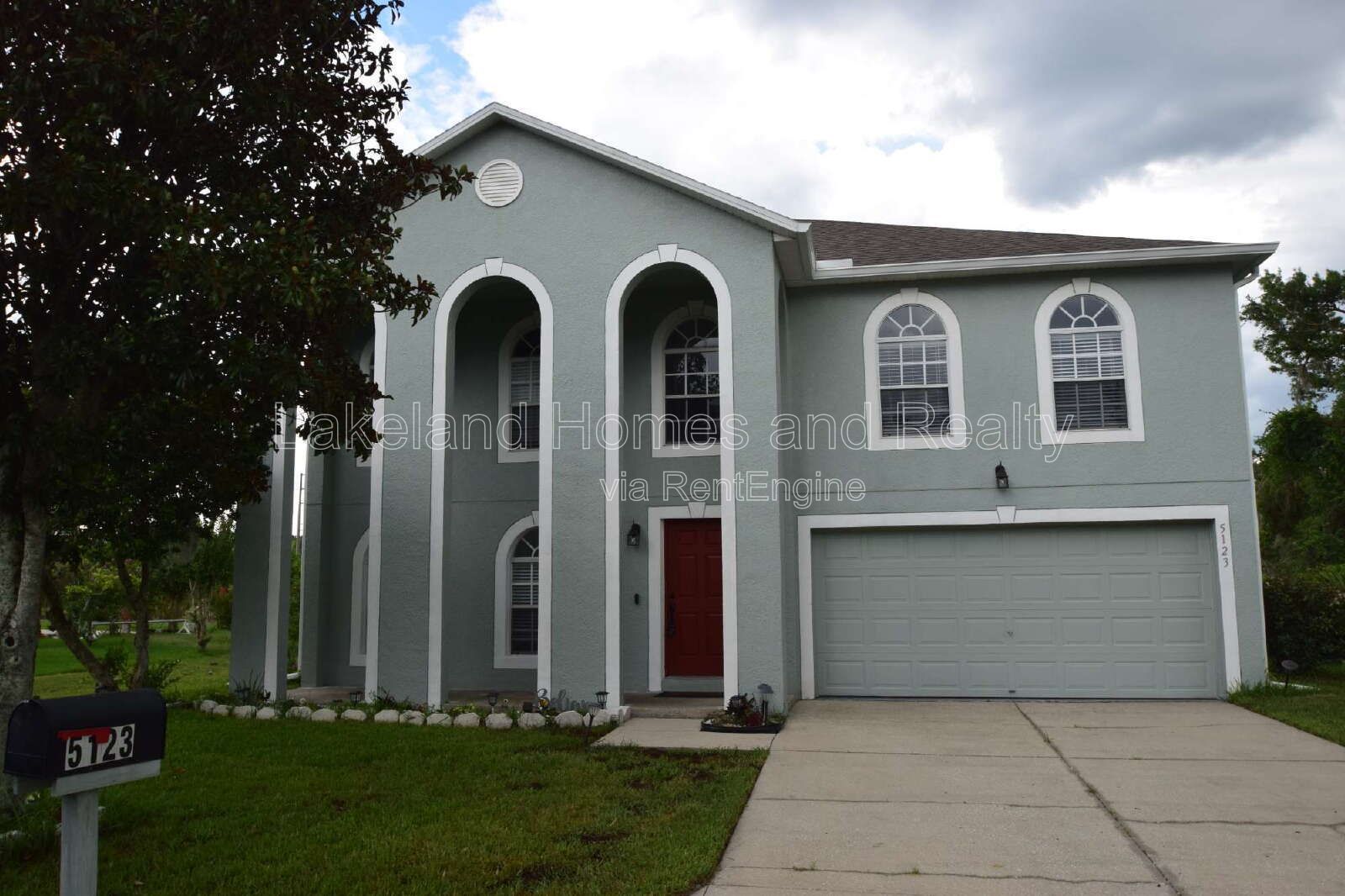 Spacious 5-Bedroom Oasis with 3.5 Baths on Spanish Oaks Dr, Lakeland! property image