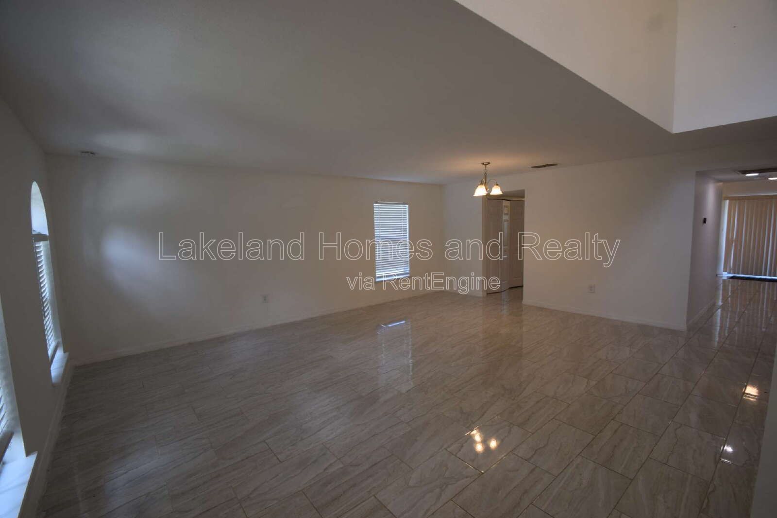 Spacious 5-Bedroom Oasis with 3.5 Baths on Spanish Oaks Dr, Lakeland! property image