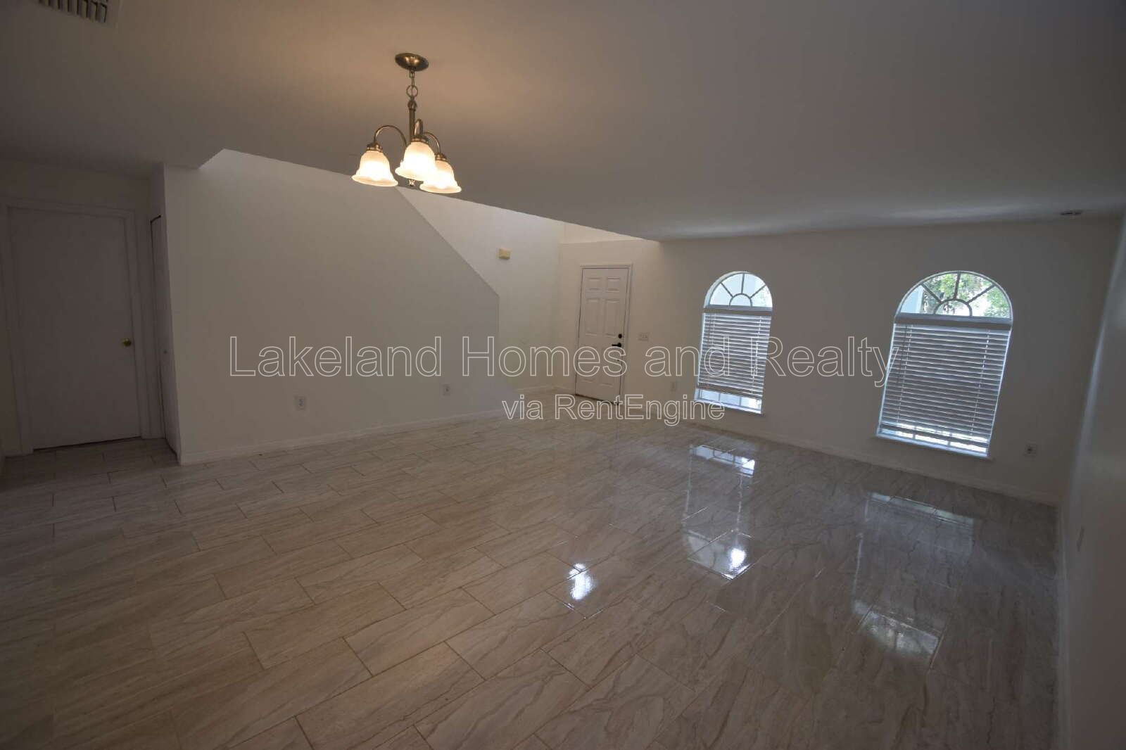 Spacious 5-Bedroom Oasis with 3.5 Baths on Spanish Oaks Dr, Lakeland! property image