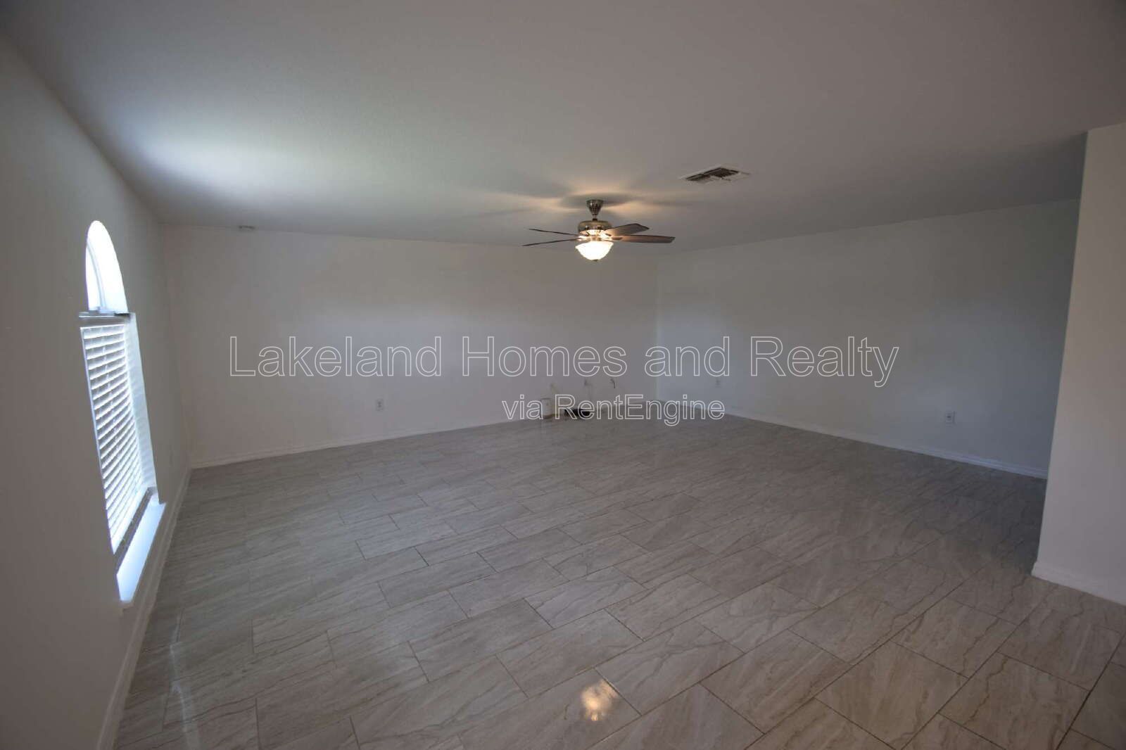 Spacious 5-Bedroom Oasis with 3.5 Baths on Spanish Oaks Dr, Lakeland! property image