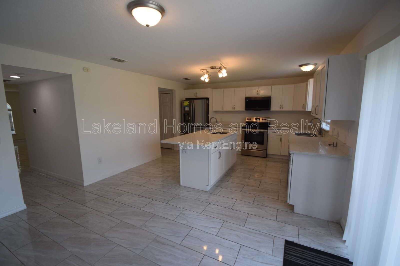 Spacious 5-Bedroom Oasis with 3.5 Baths on Spanish Oaks Dr, Lakeland! property image