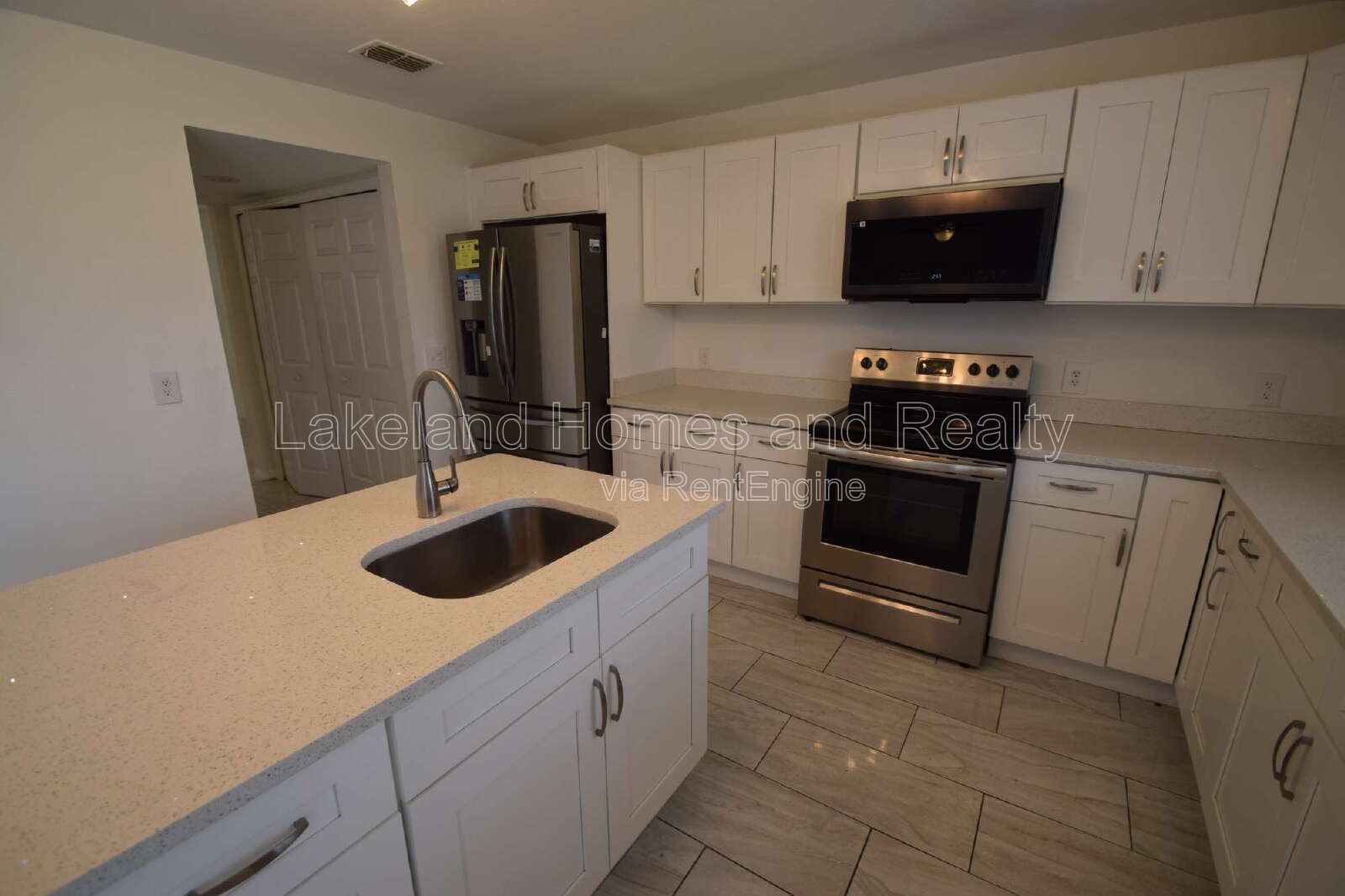 Spacious 5-Bedroom Oasis with 3.5 Baths on Spanish Oaks Dr, Lakeland! property image