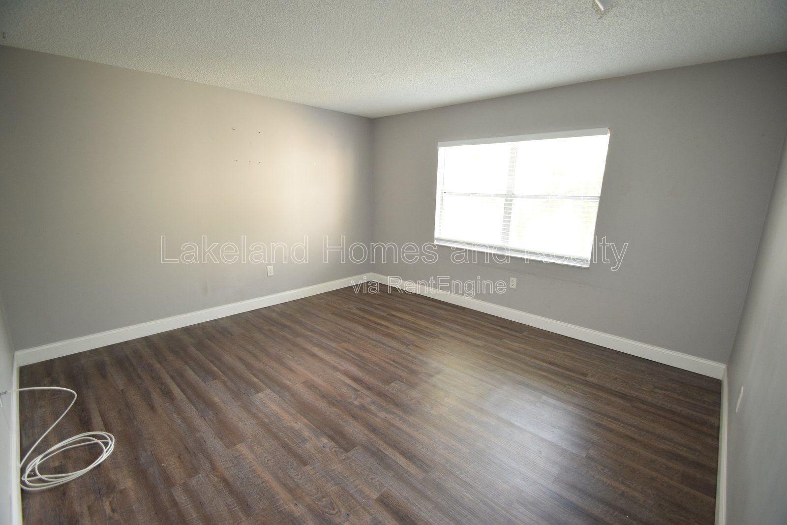 Stylish 2BR Apartment in Central Lakeland – Parking Included! property image