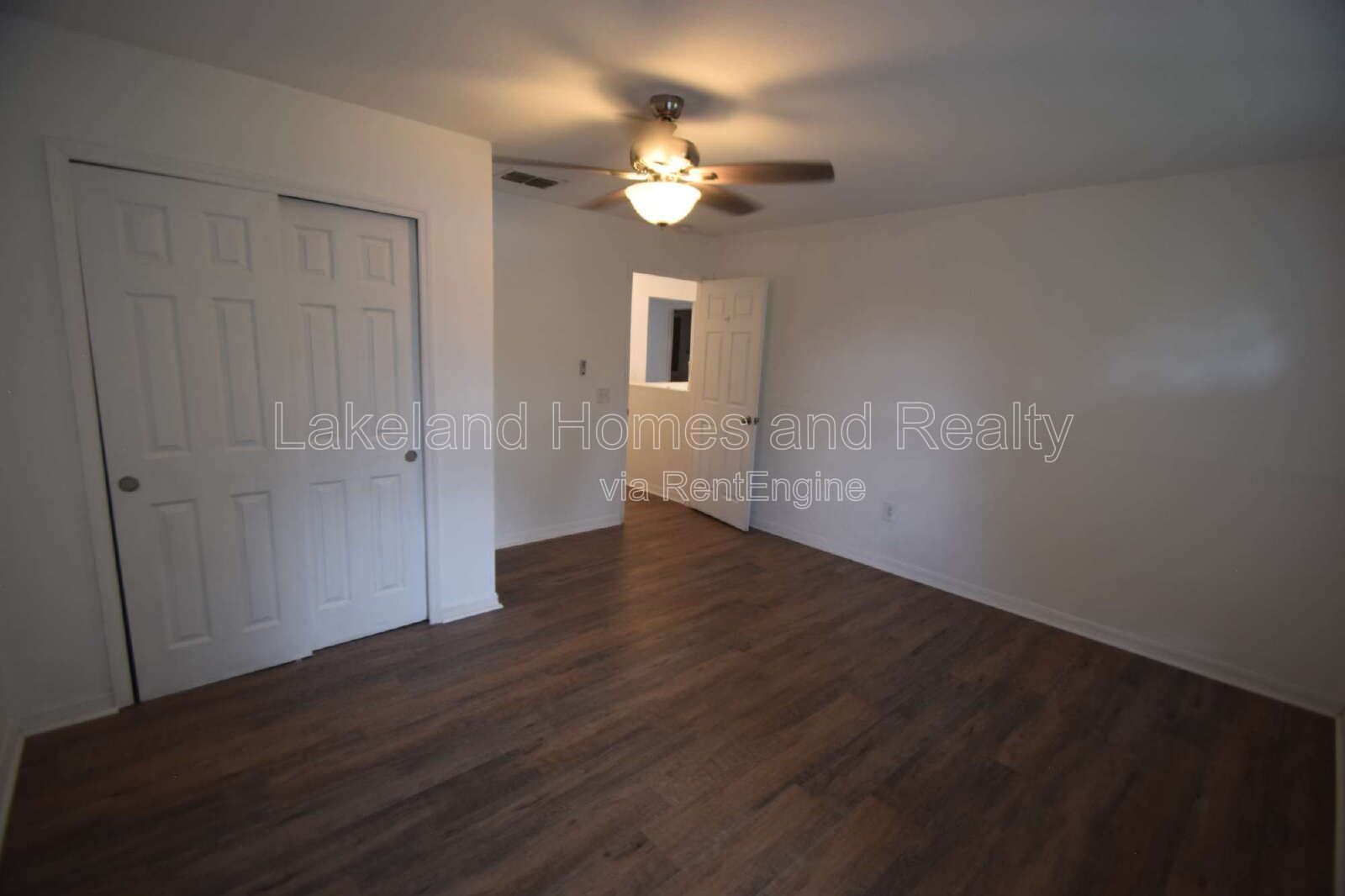 Spacious 5-Bedroom Oasis with 3.5 Baths on Spanish Oaks Dr, Lakeland! property image
