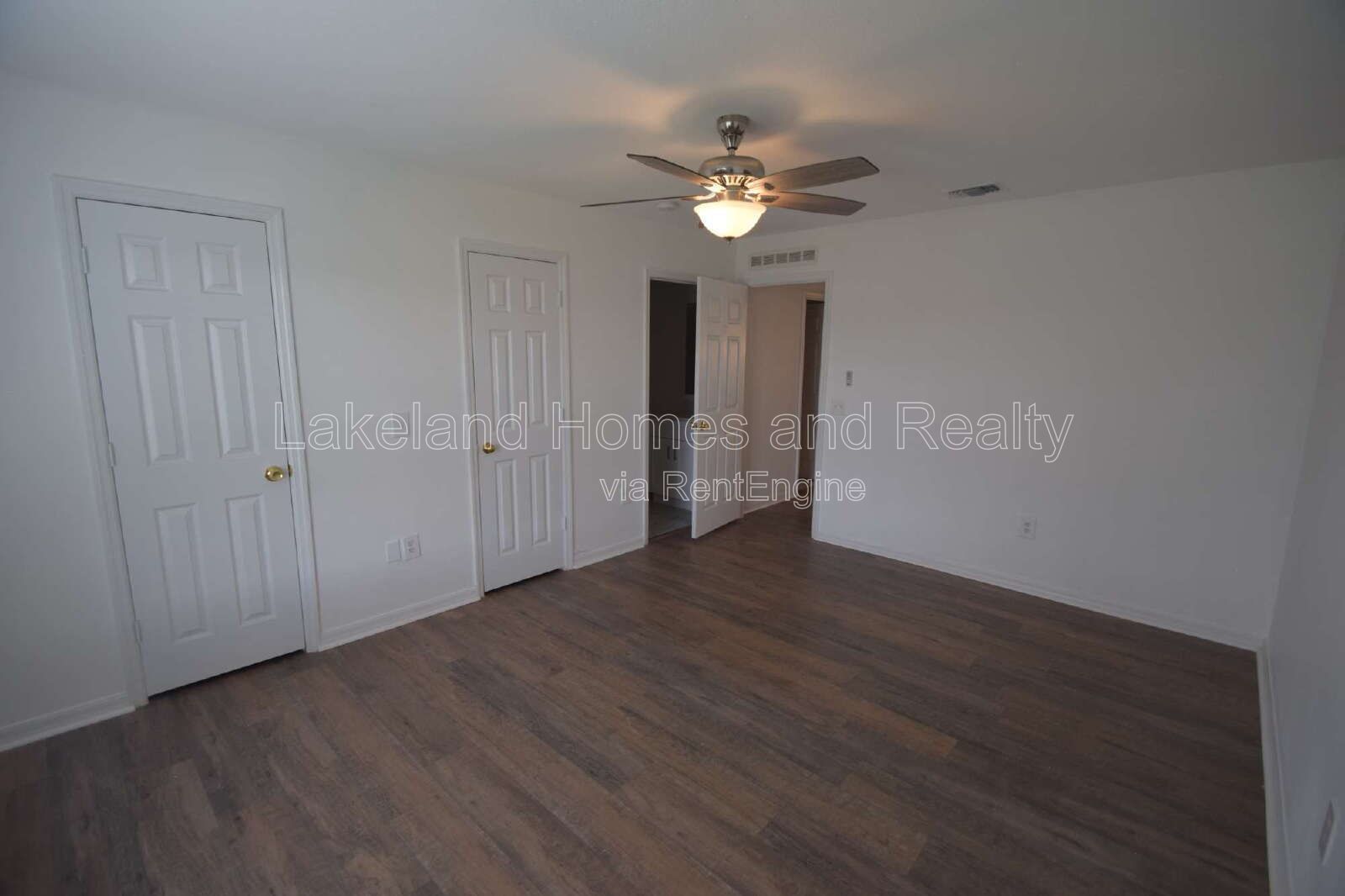 Spacious 5-Bedroom Oasis with 3.5 Baths on Spanish Oaks Dr, Lakeland! property image