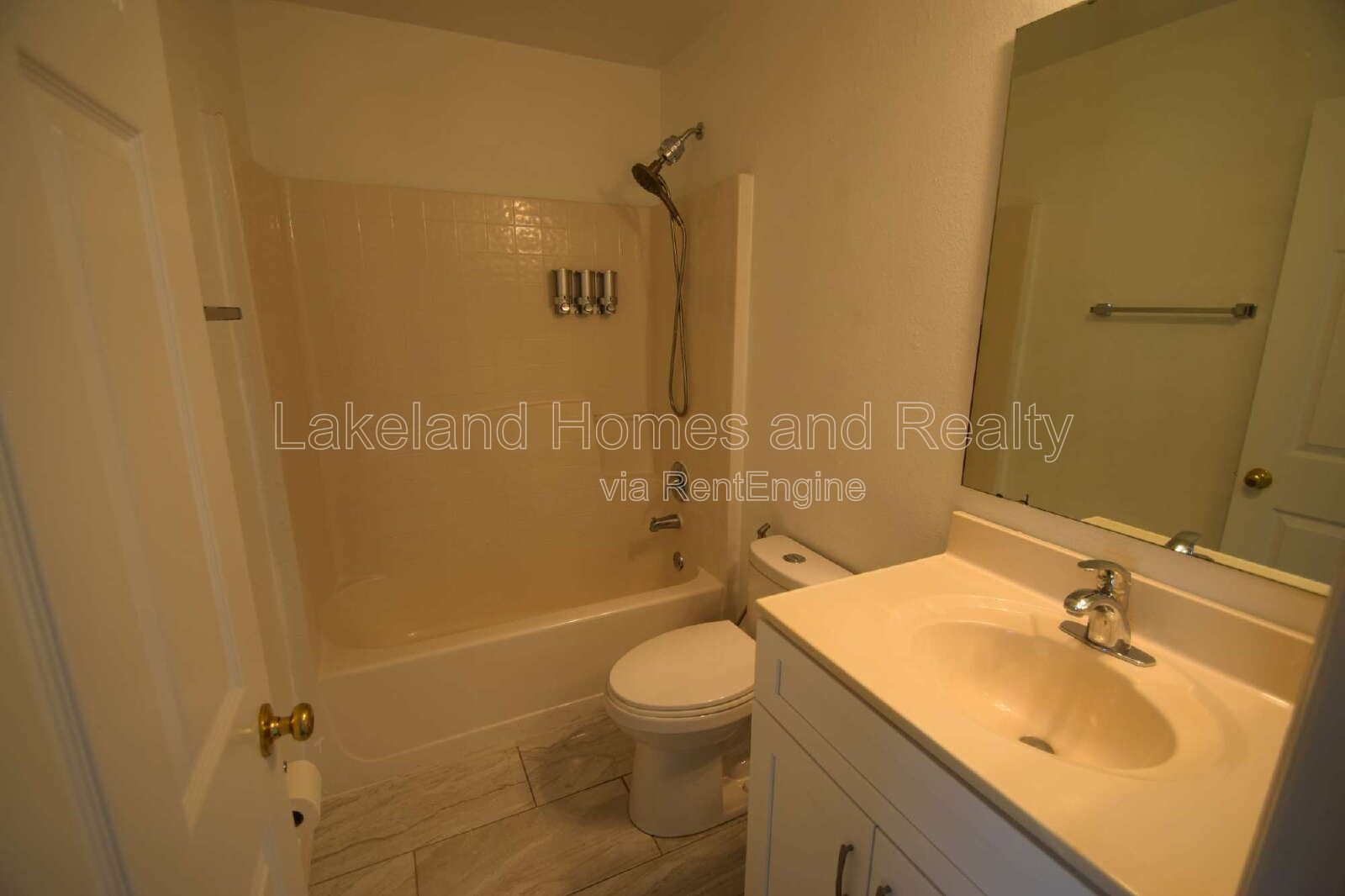 Spacious 5-Bedroom Oasis with 3.5 Baths on Spanish Oaks Dr, Lakeland! property image