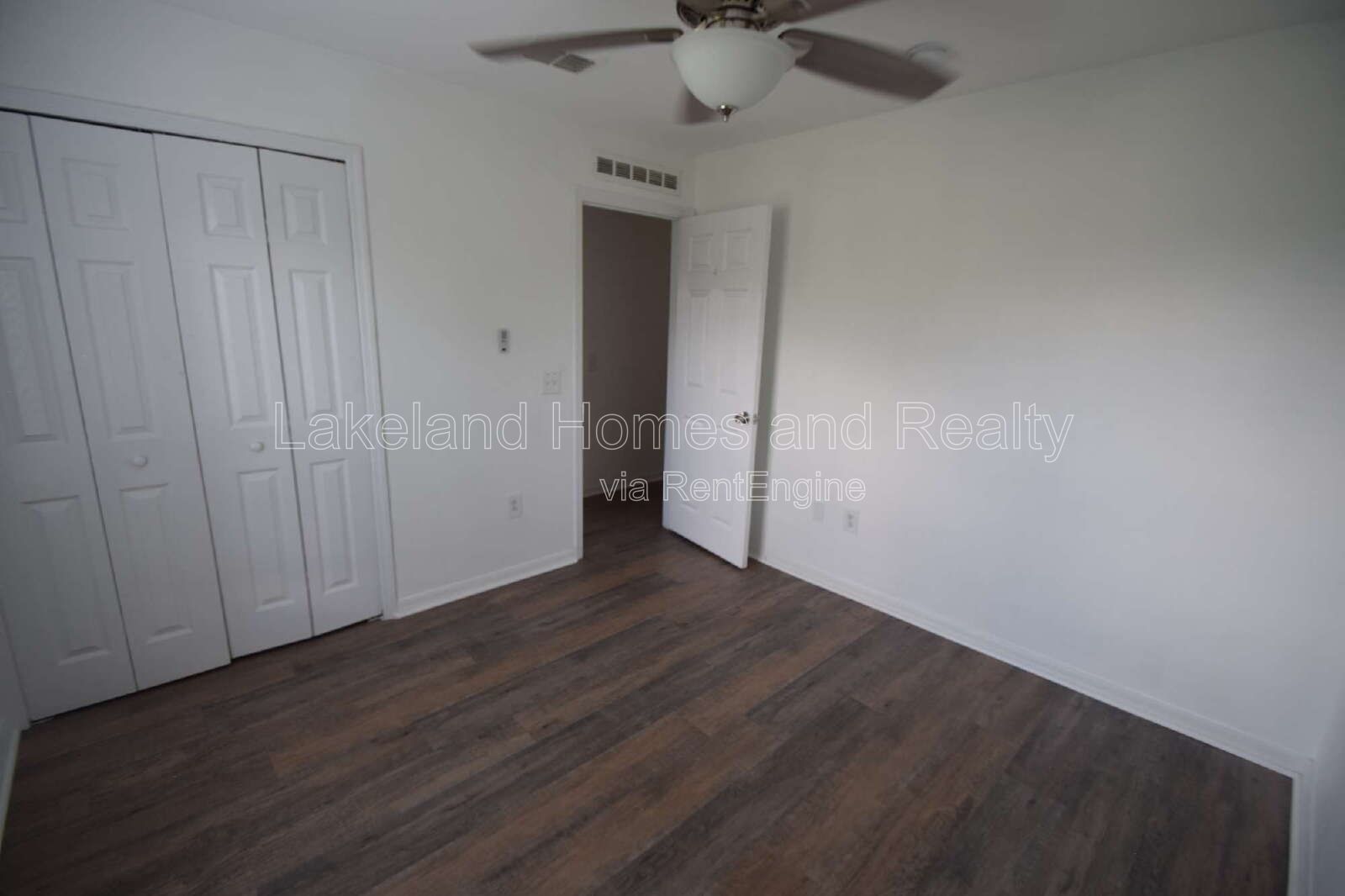 Spacious 5-Bedroom Oasis with 3.5 Baths on Spanish Oaks Dr, Lakeland! property image