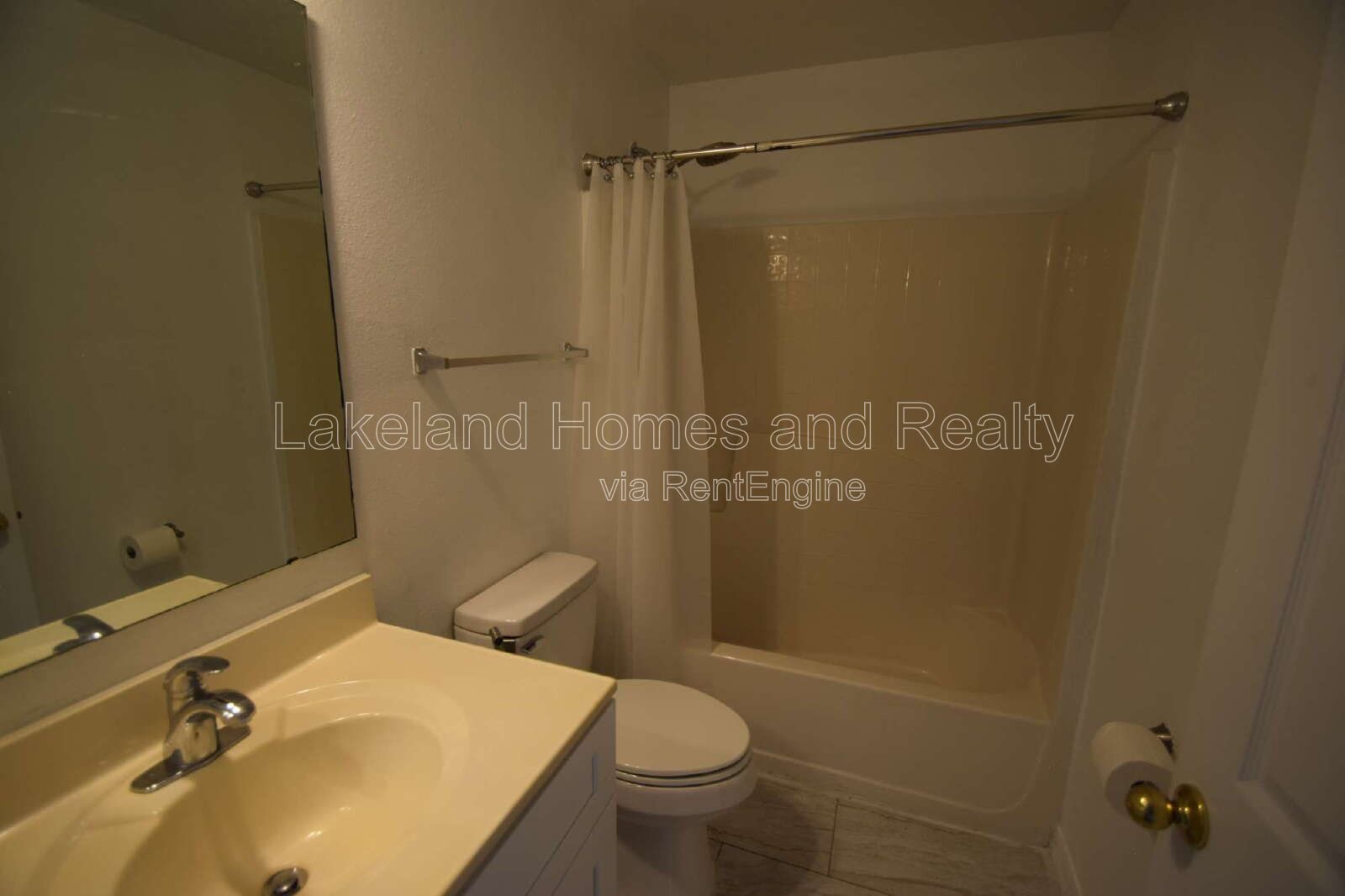 Spacious 5-Bedroom Oasis with 3.5 Baths on Spanish Oaks Dr, Lakeland! property image