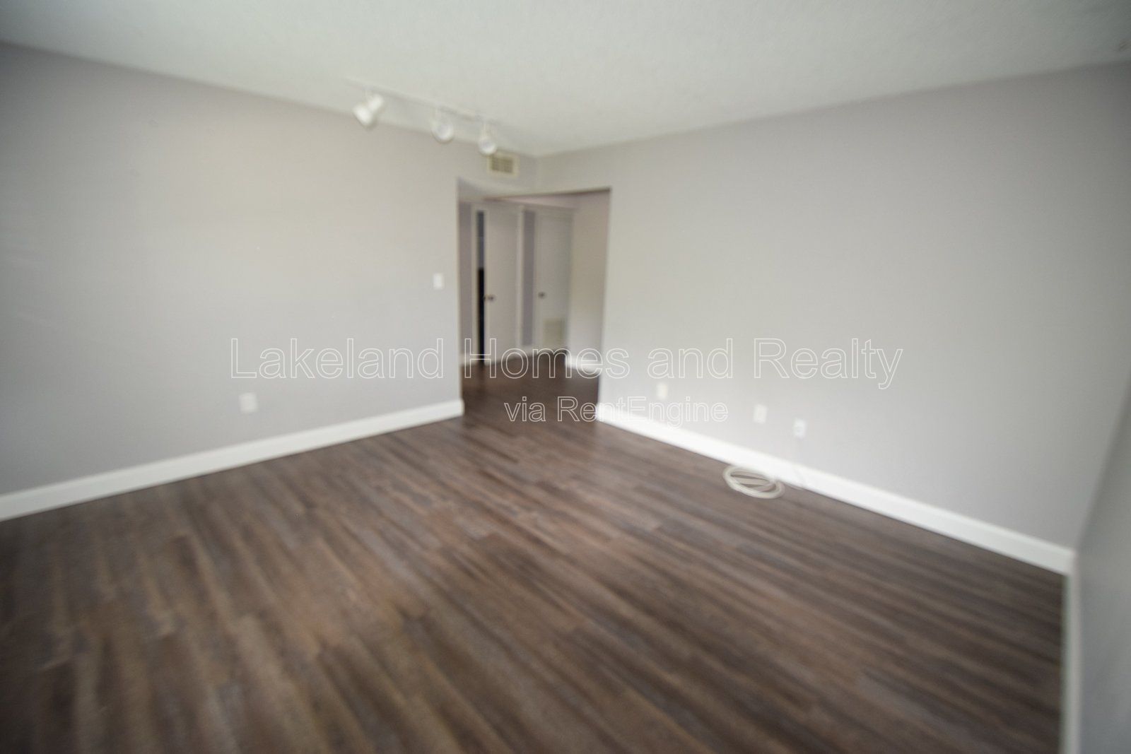 Stylish 2BR Apartment in Central Lakeland – Parking Included! property image